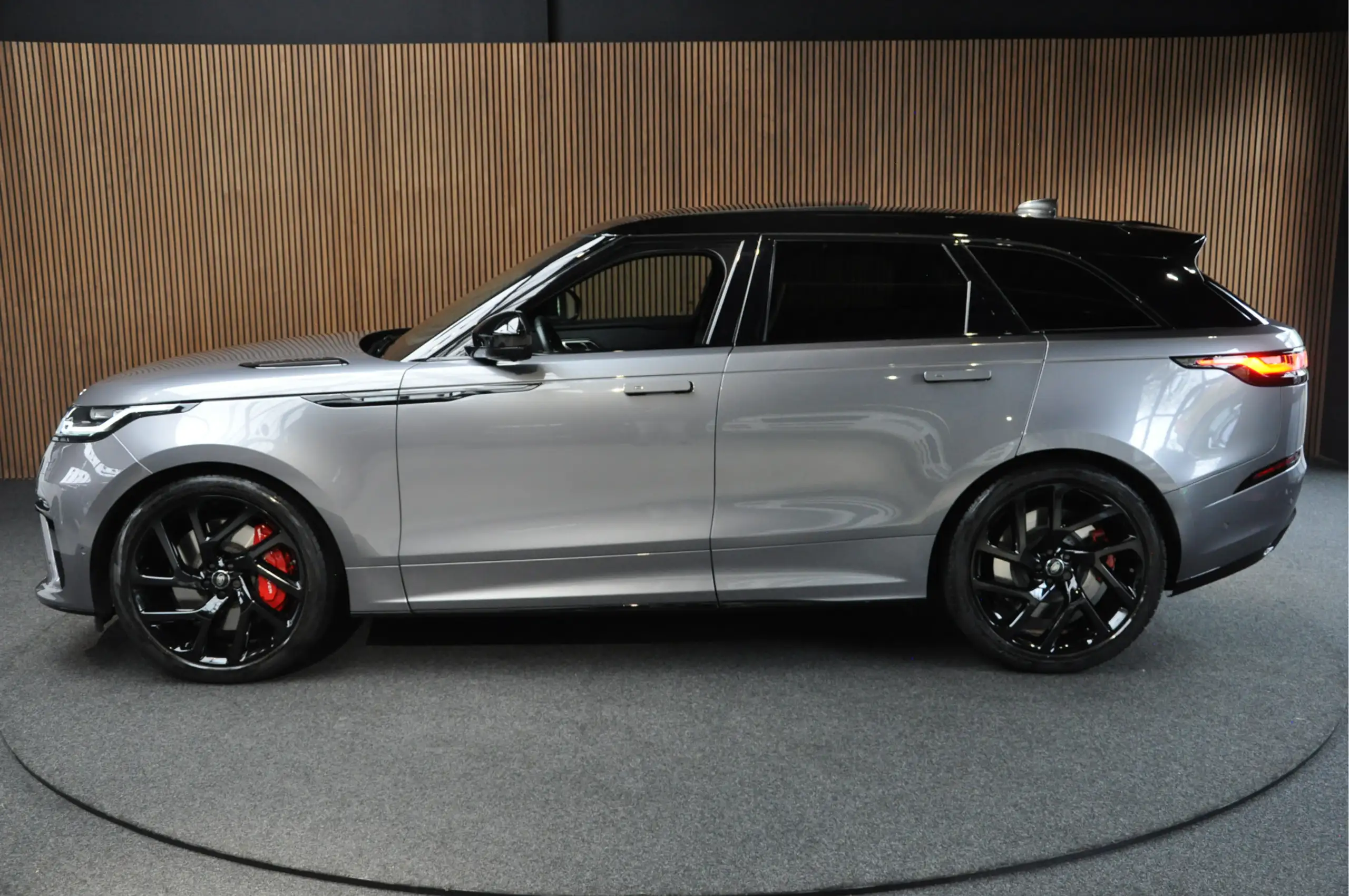 Land Rover - Range Rover Velar