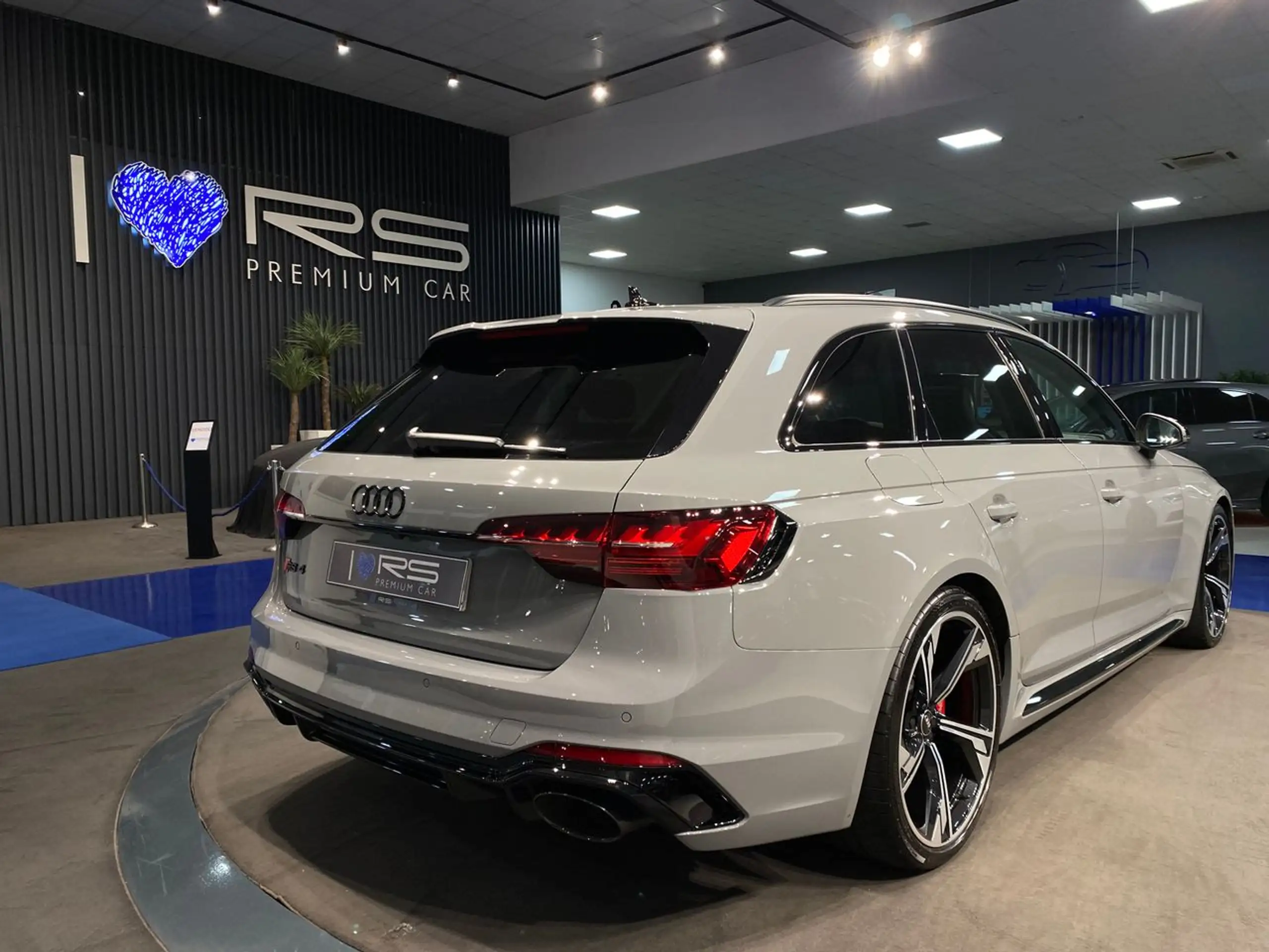 Audi - RS4