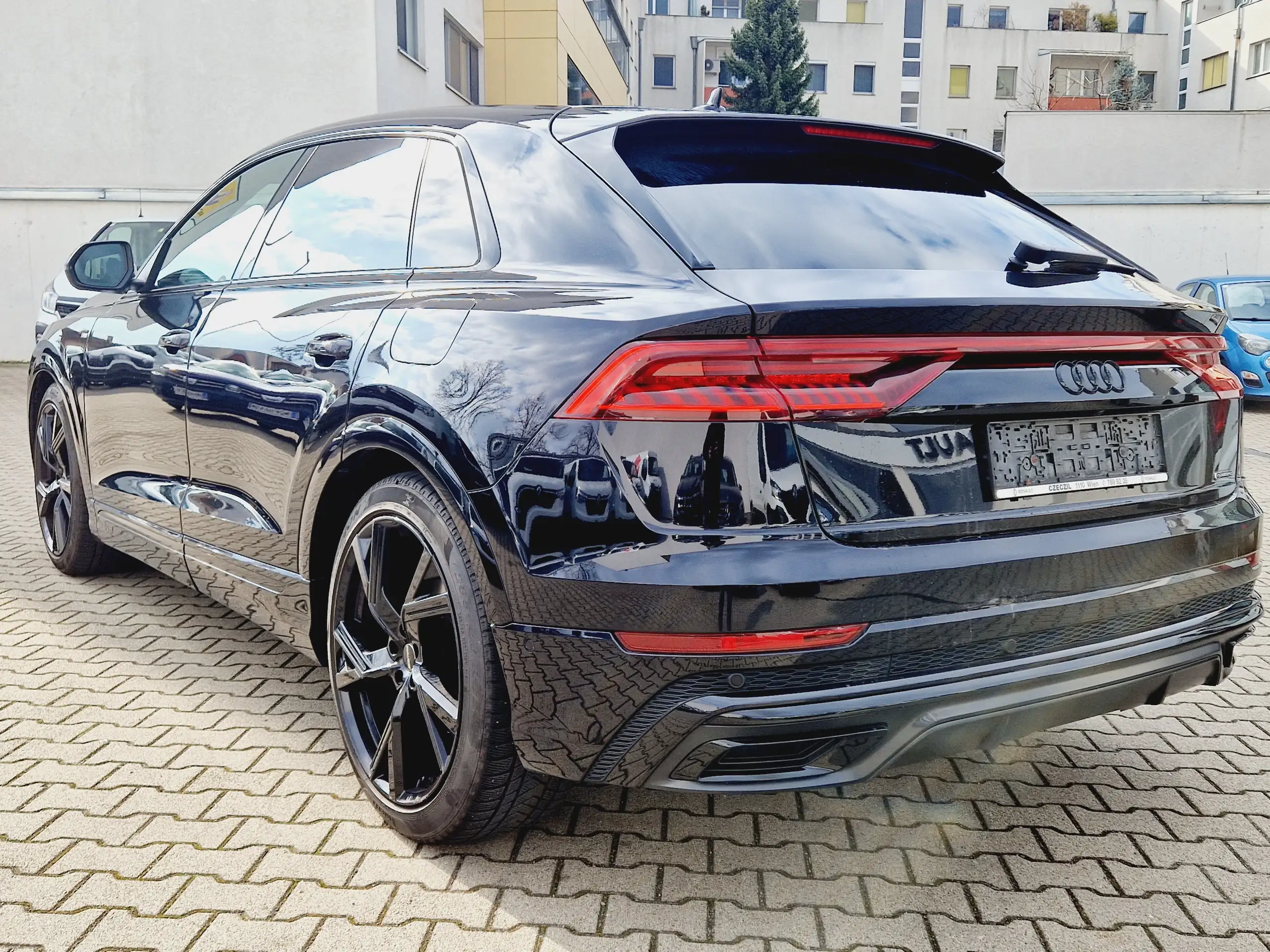 Audi - Q8