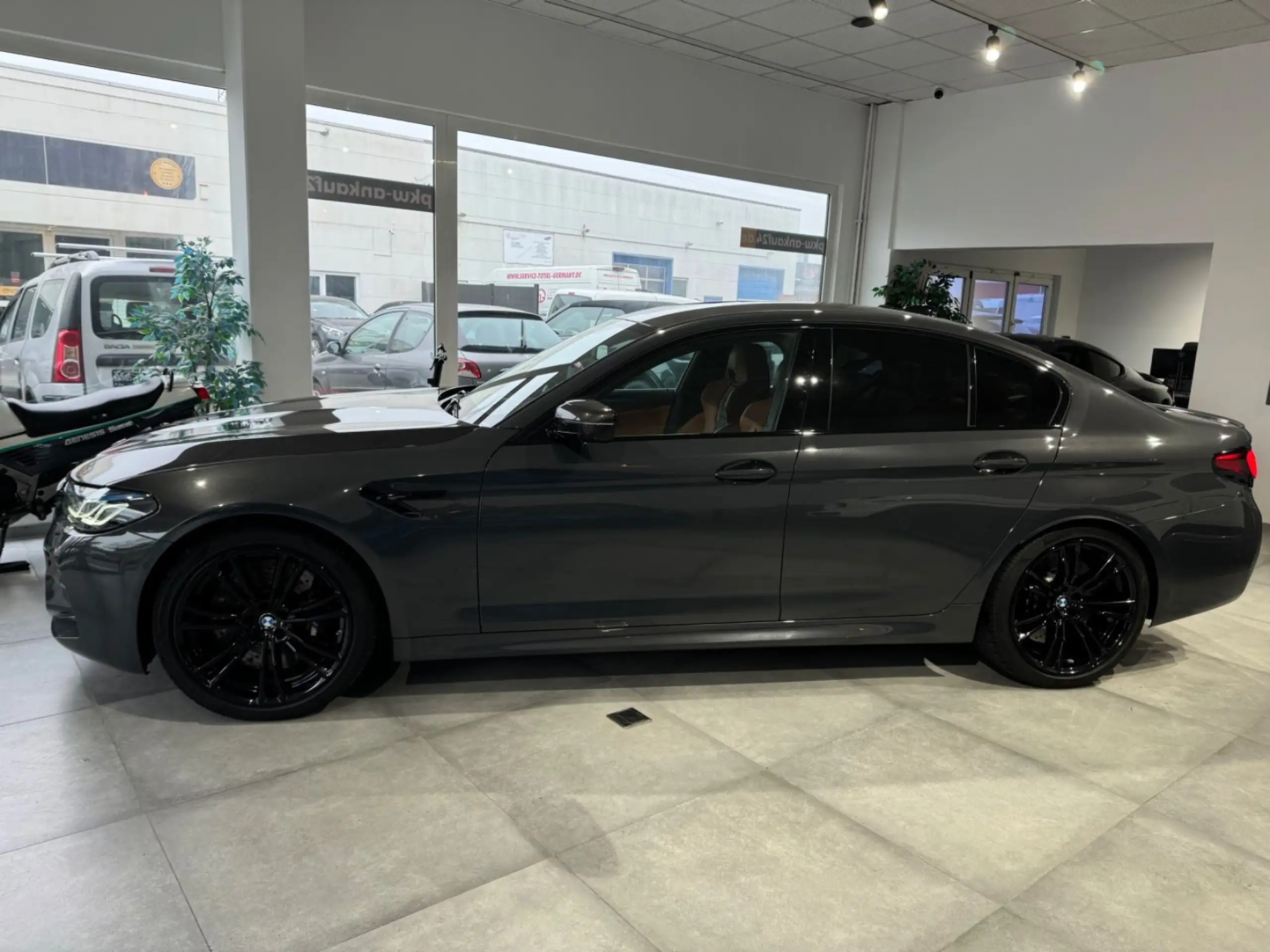 BMW - M5