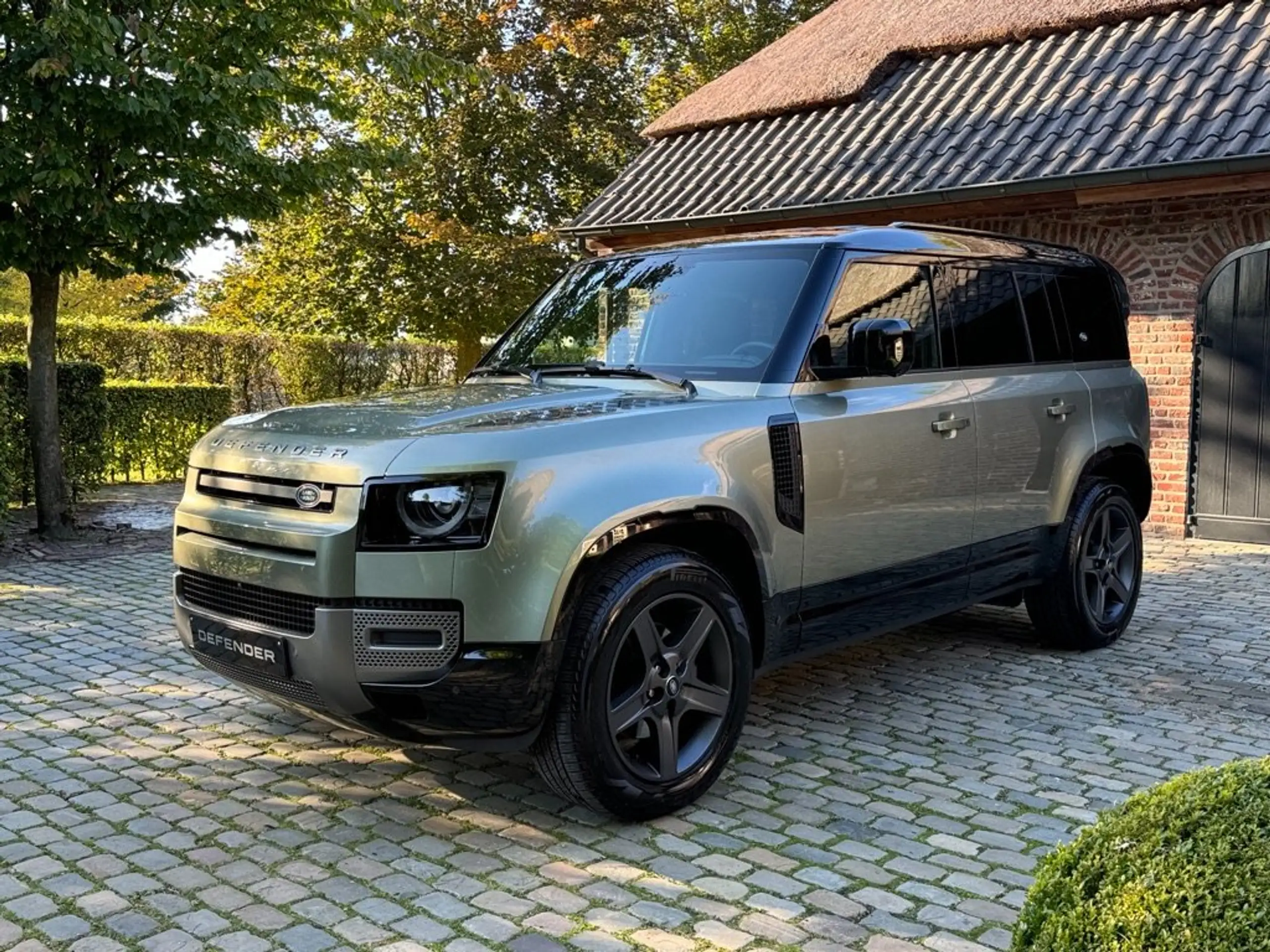 Land Rover - Defender