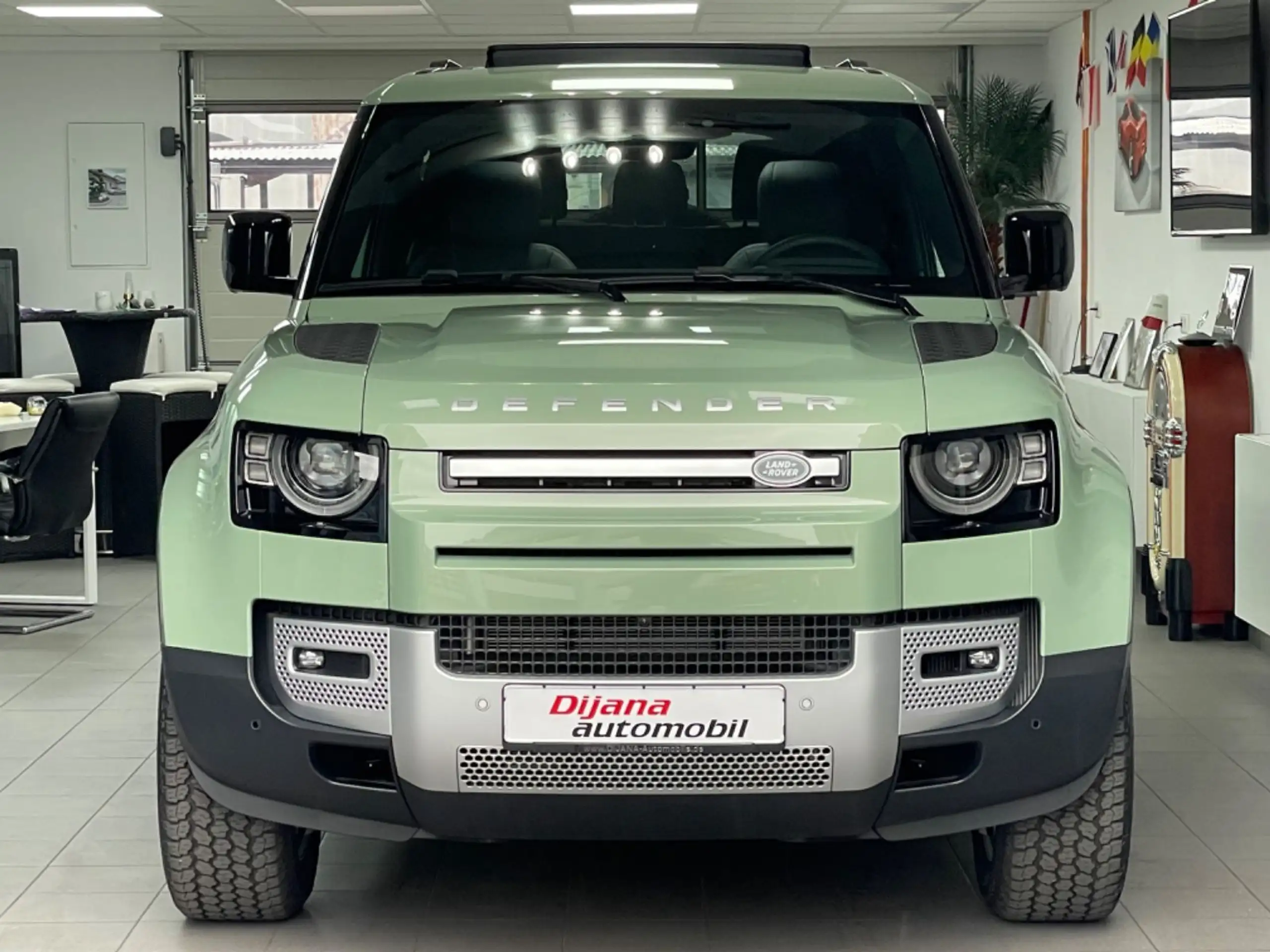 Land Rover Defender 2023