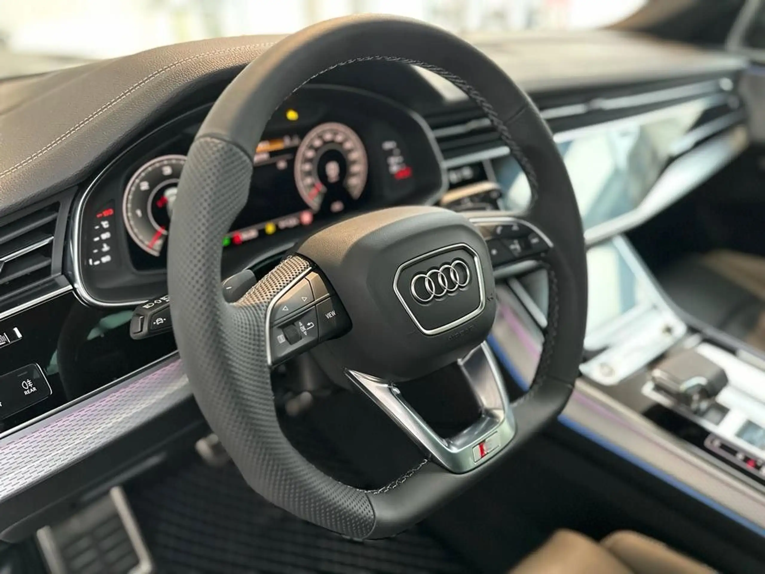 Audi - Q8