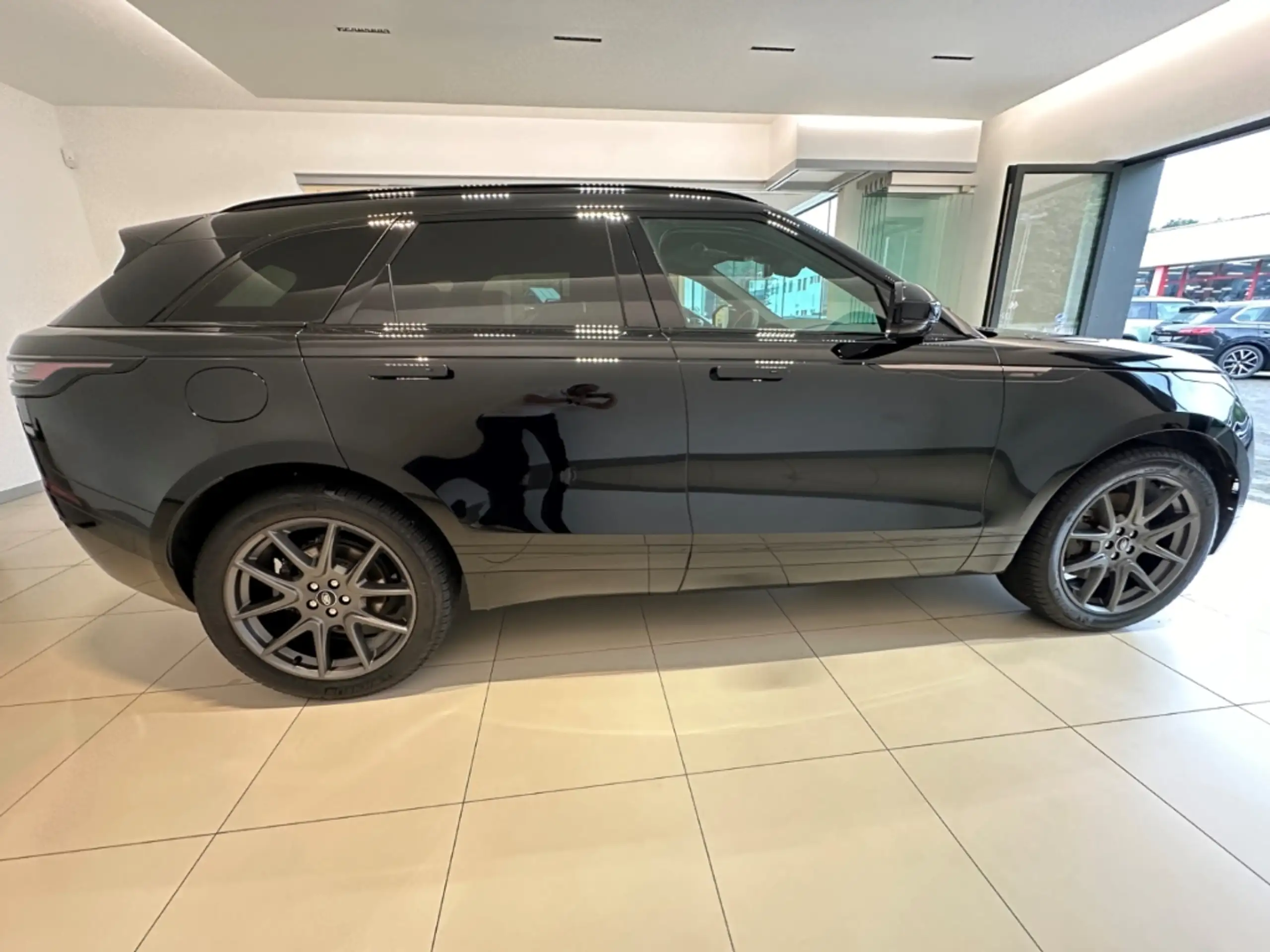 Land Rover - Range Rover Velar