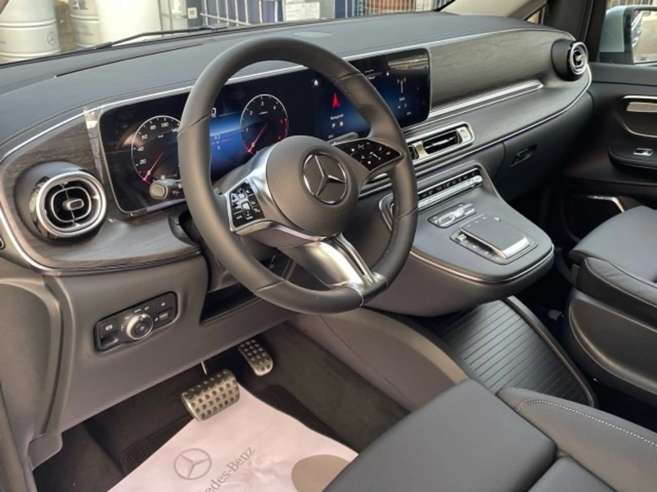 Mercedes-Benz - V 250