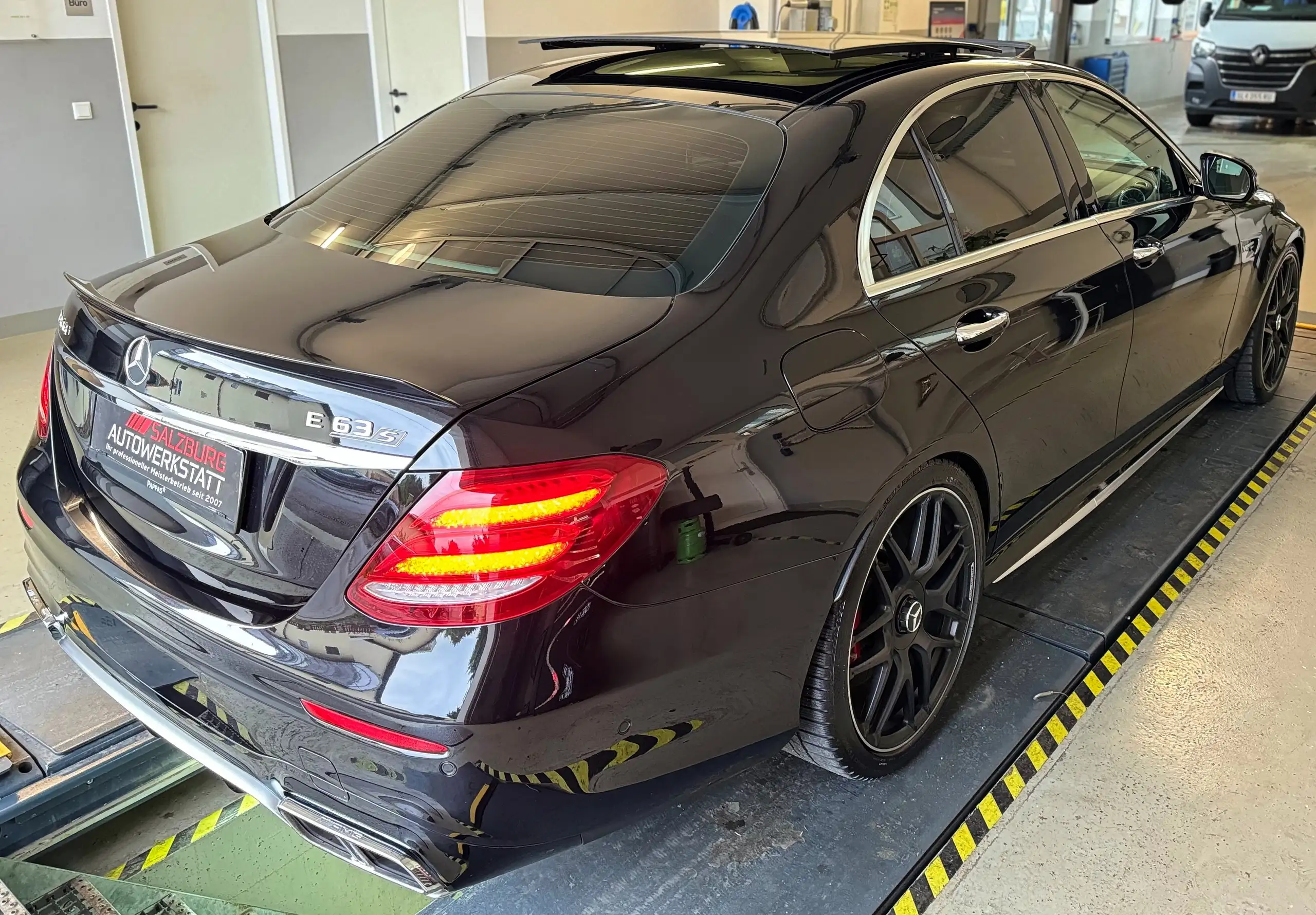 Mercedes-Benz - E 63 AMG