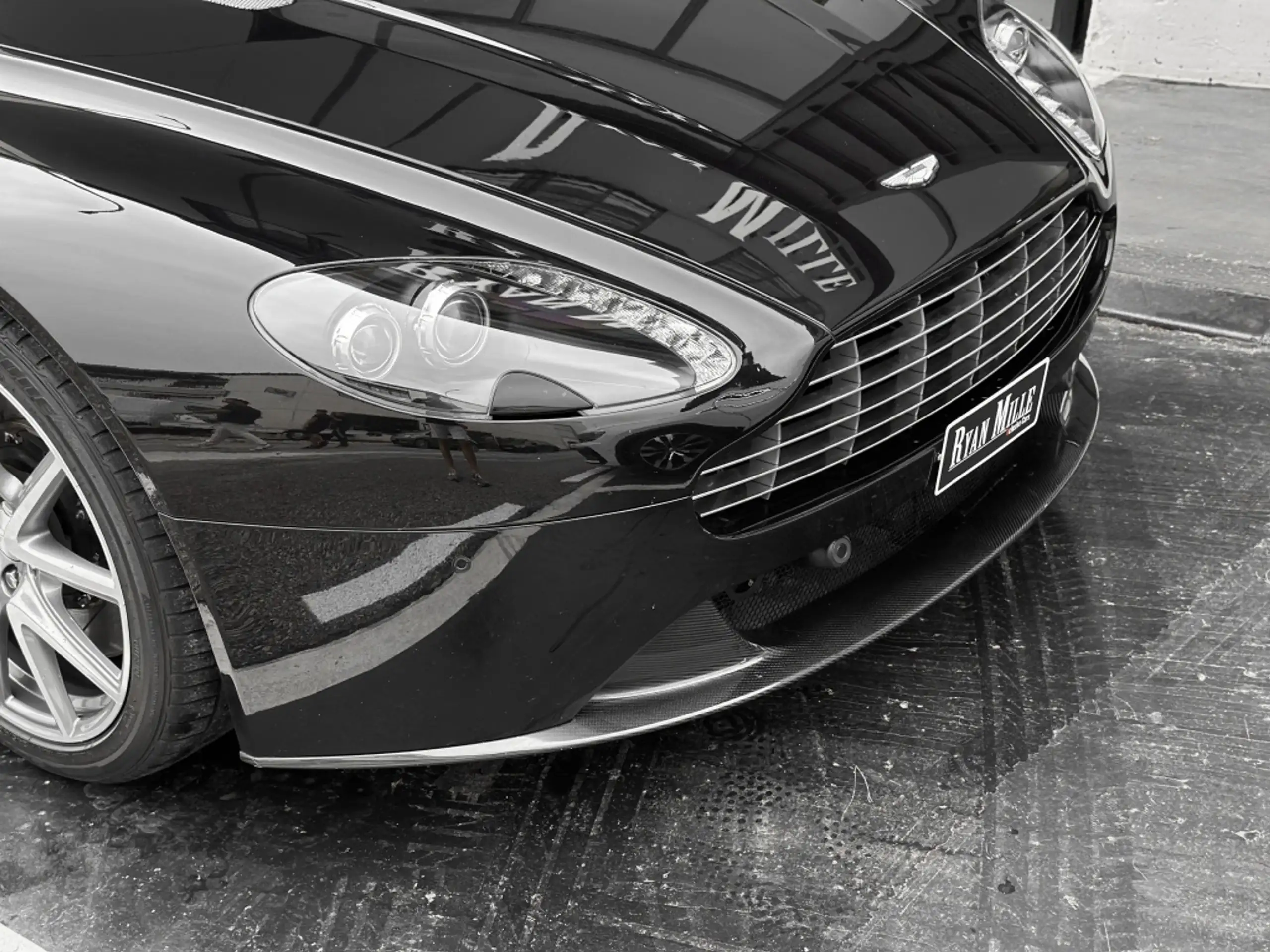 Aston Martin - Vantage