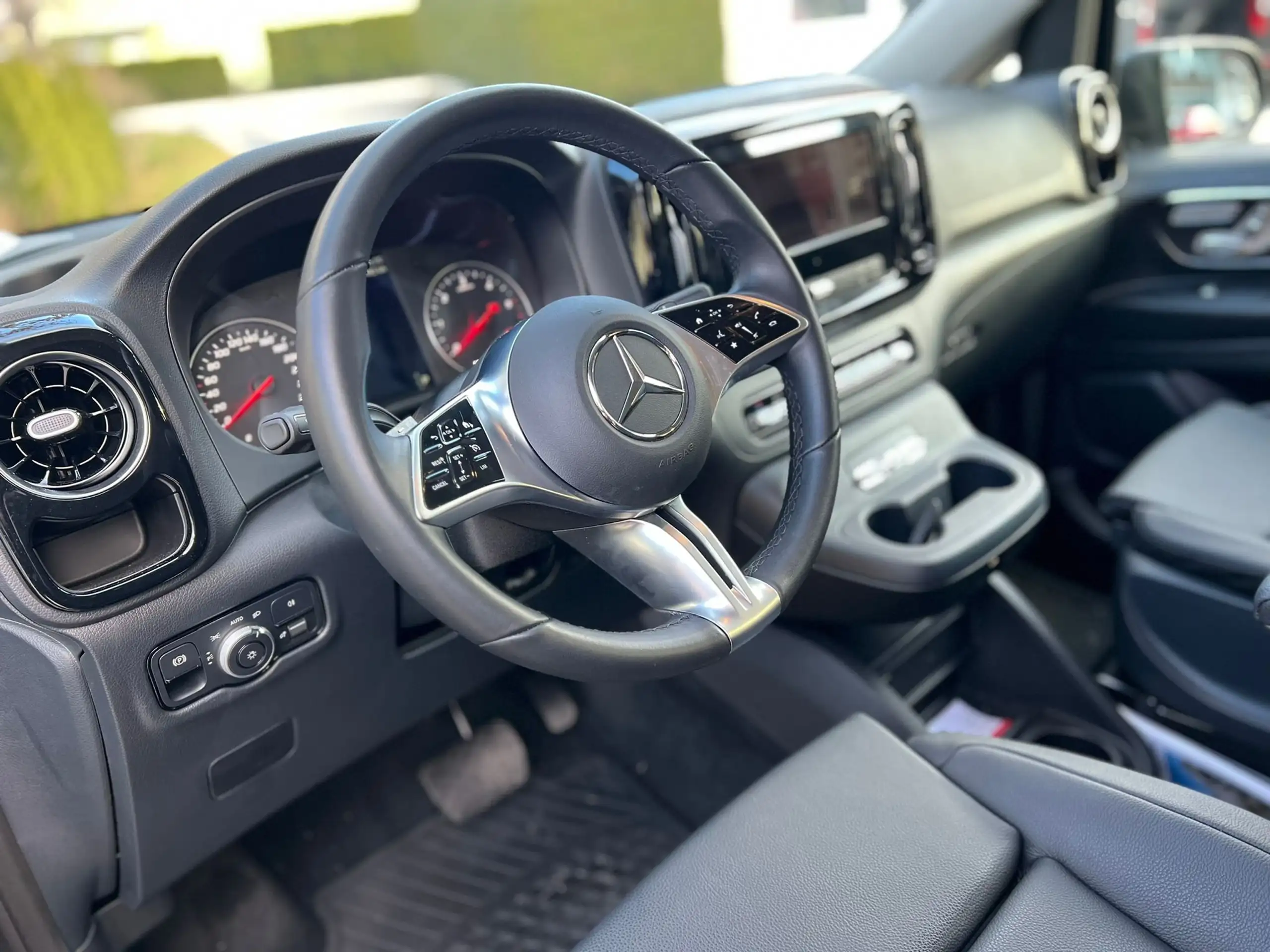 Mercedes-Benz - V 300