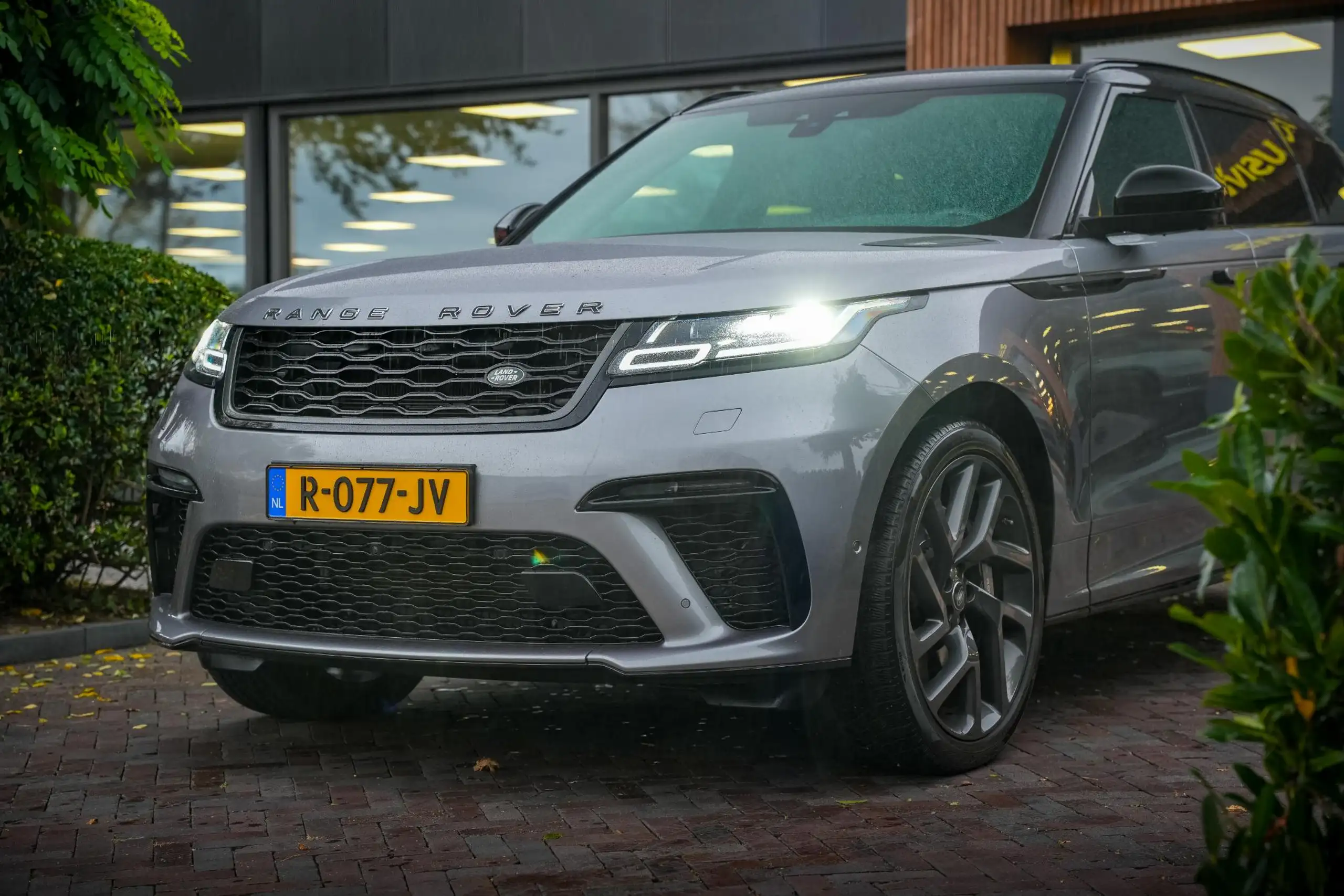 Land Rover - Range Rover Velar