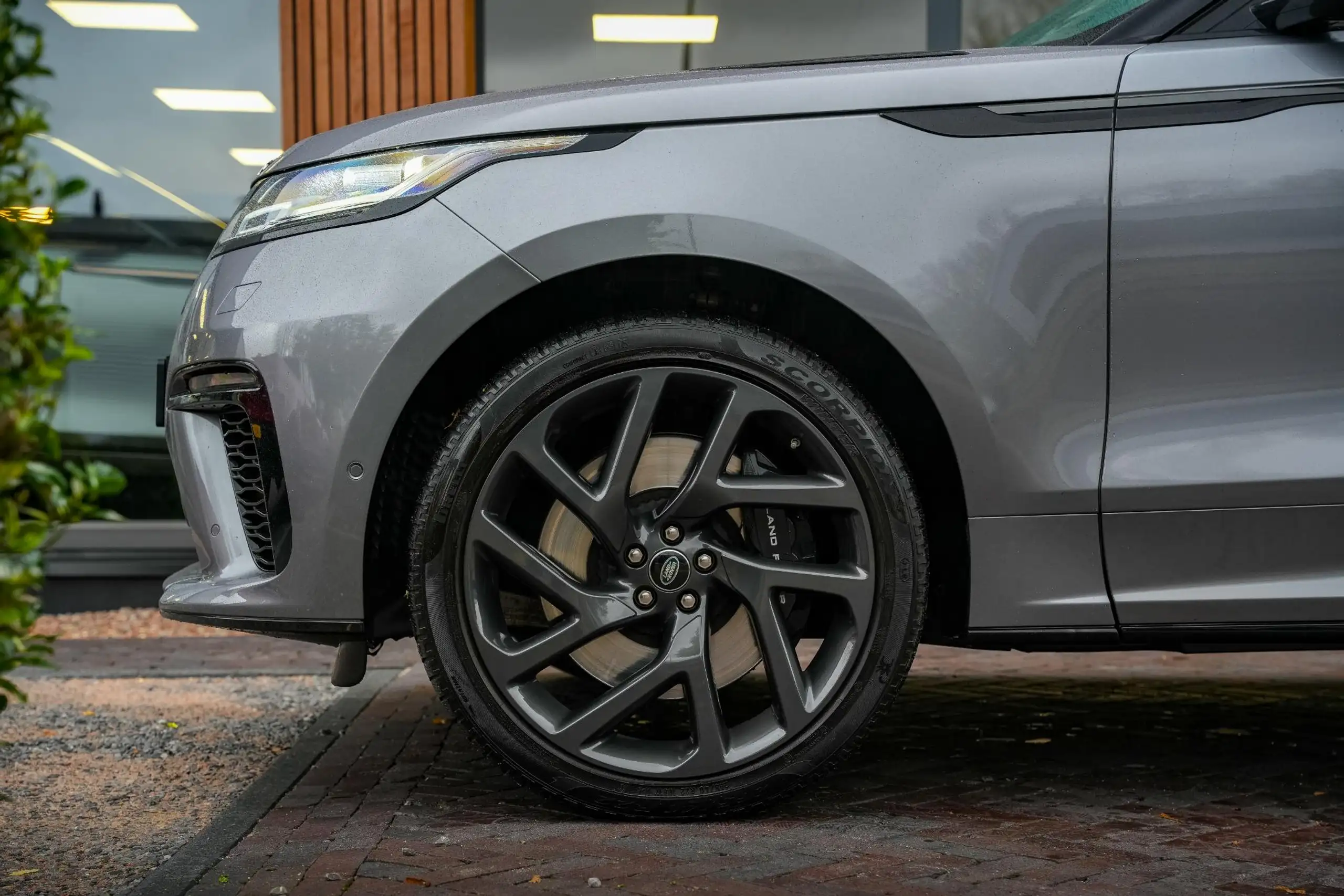 Land Rover - Range Rover Velar