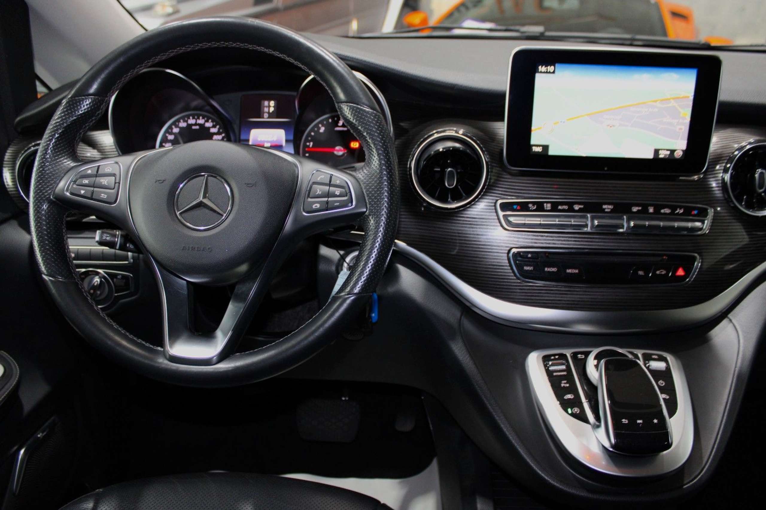 Mercedes-Benz - V 250