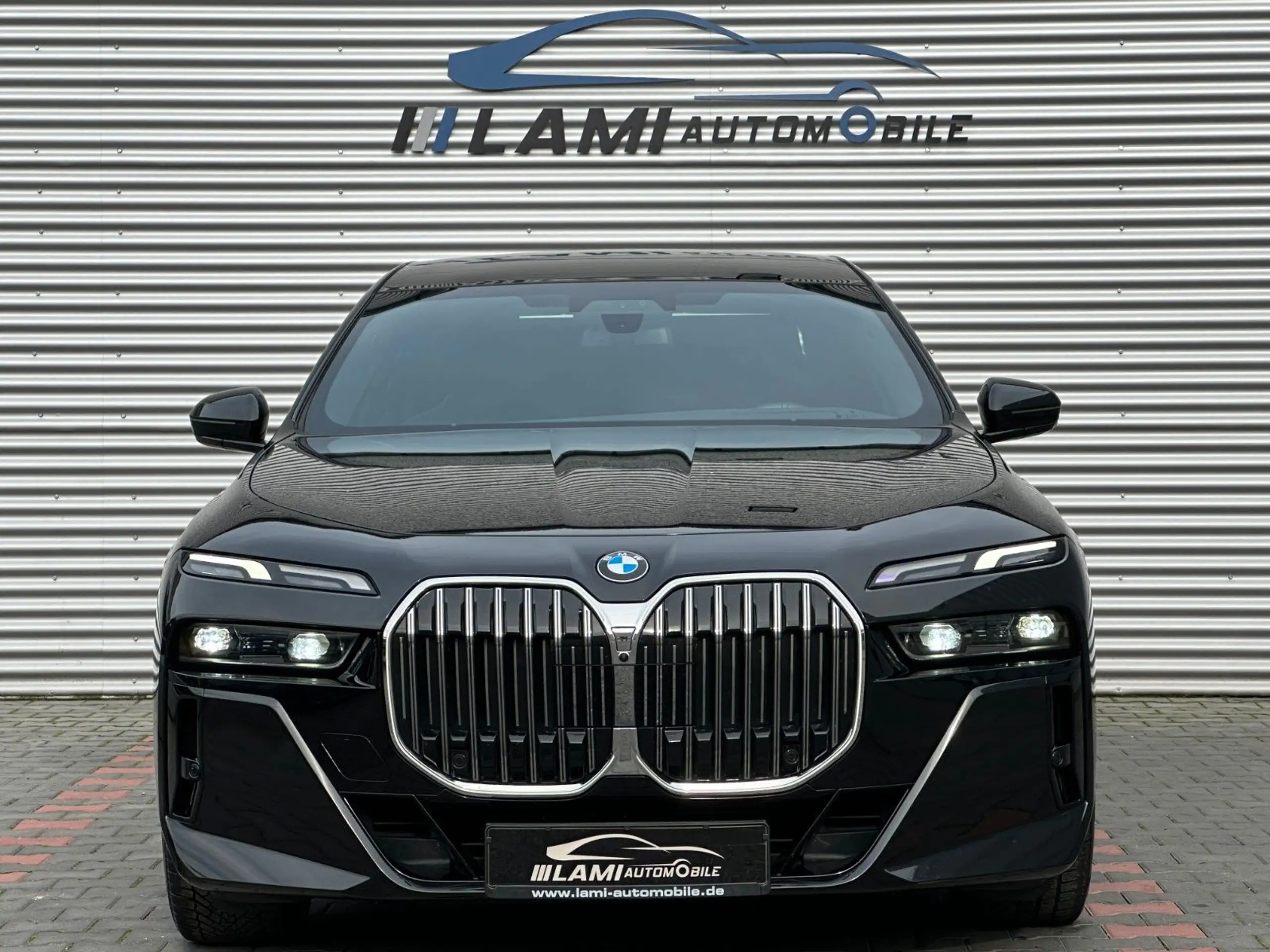 BMW - 740