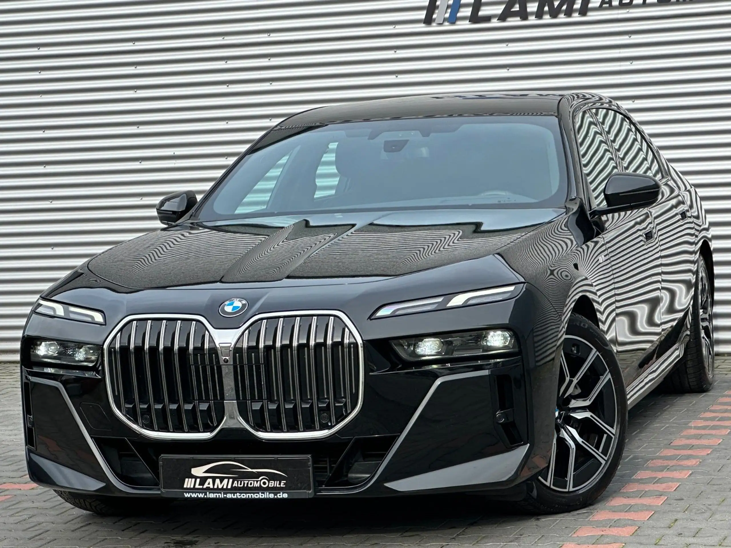 BMW - 740