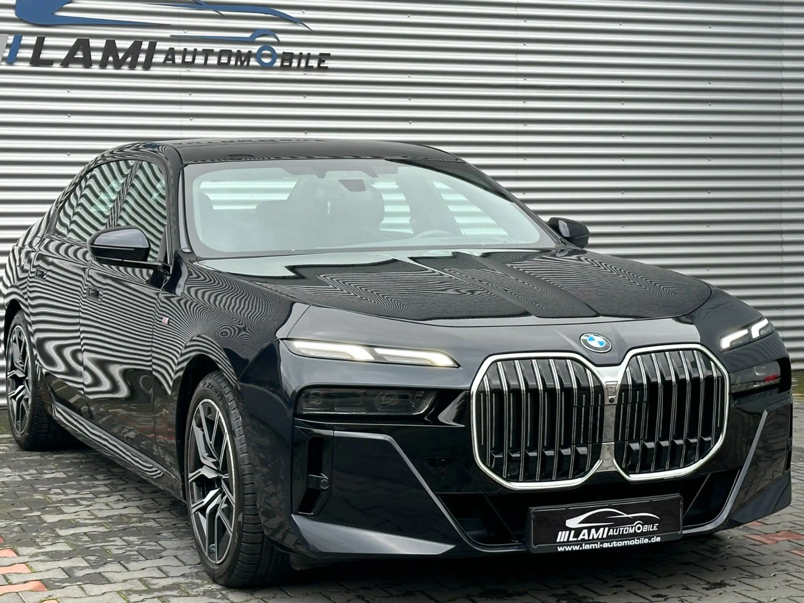 BMW - 740