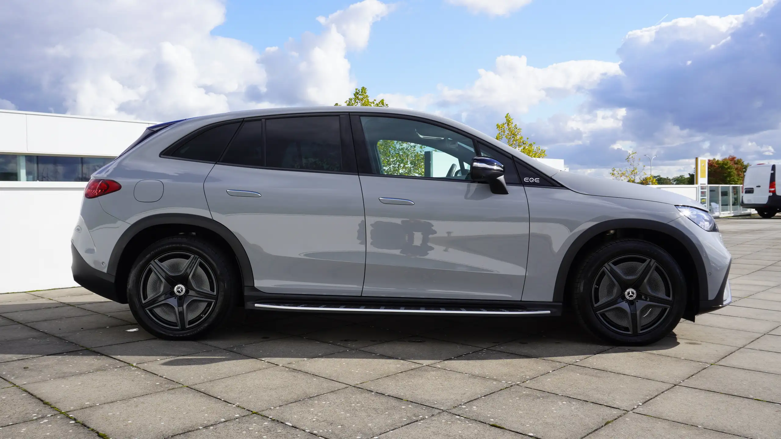 Mercedes-Benz - EQE SUV