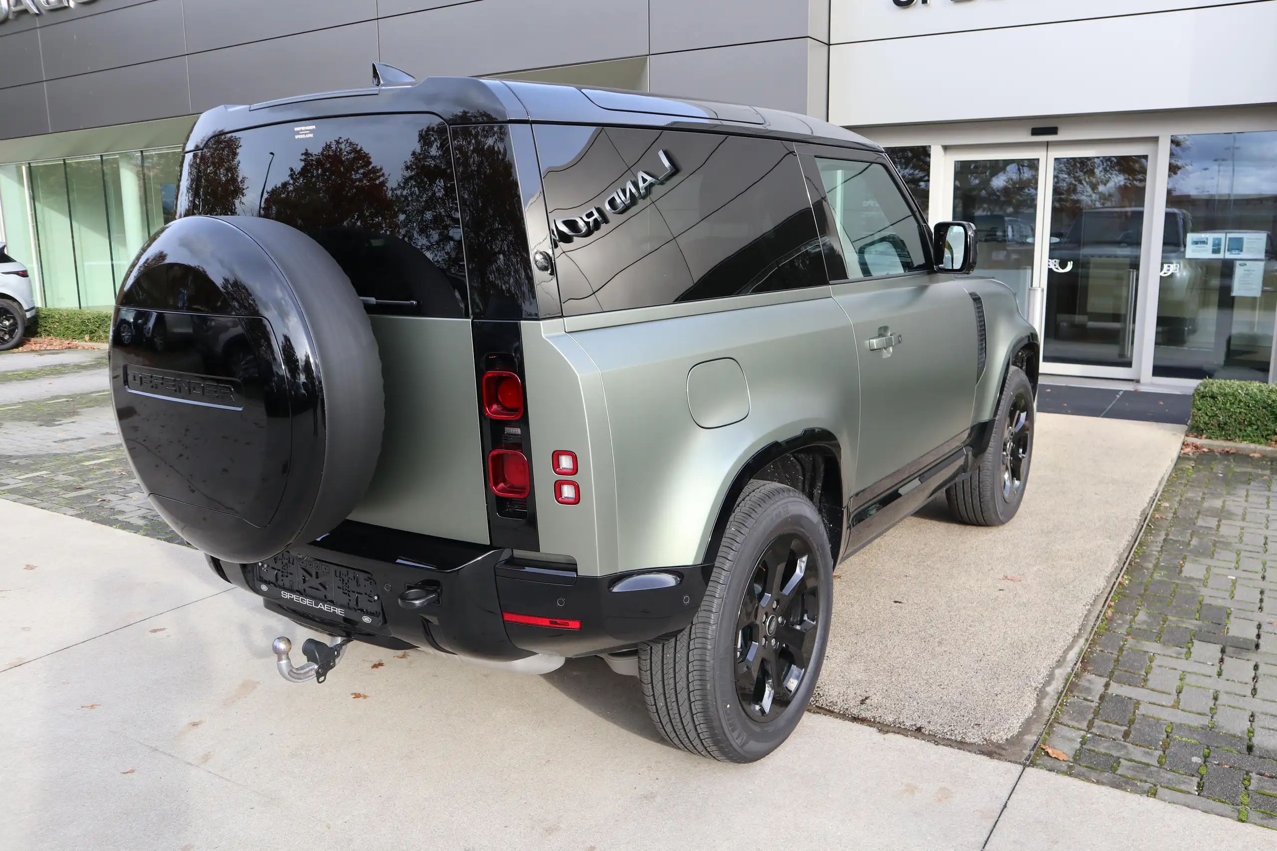 Land Rover - Defender