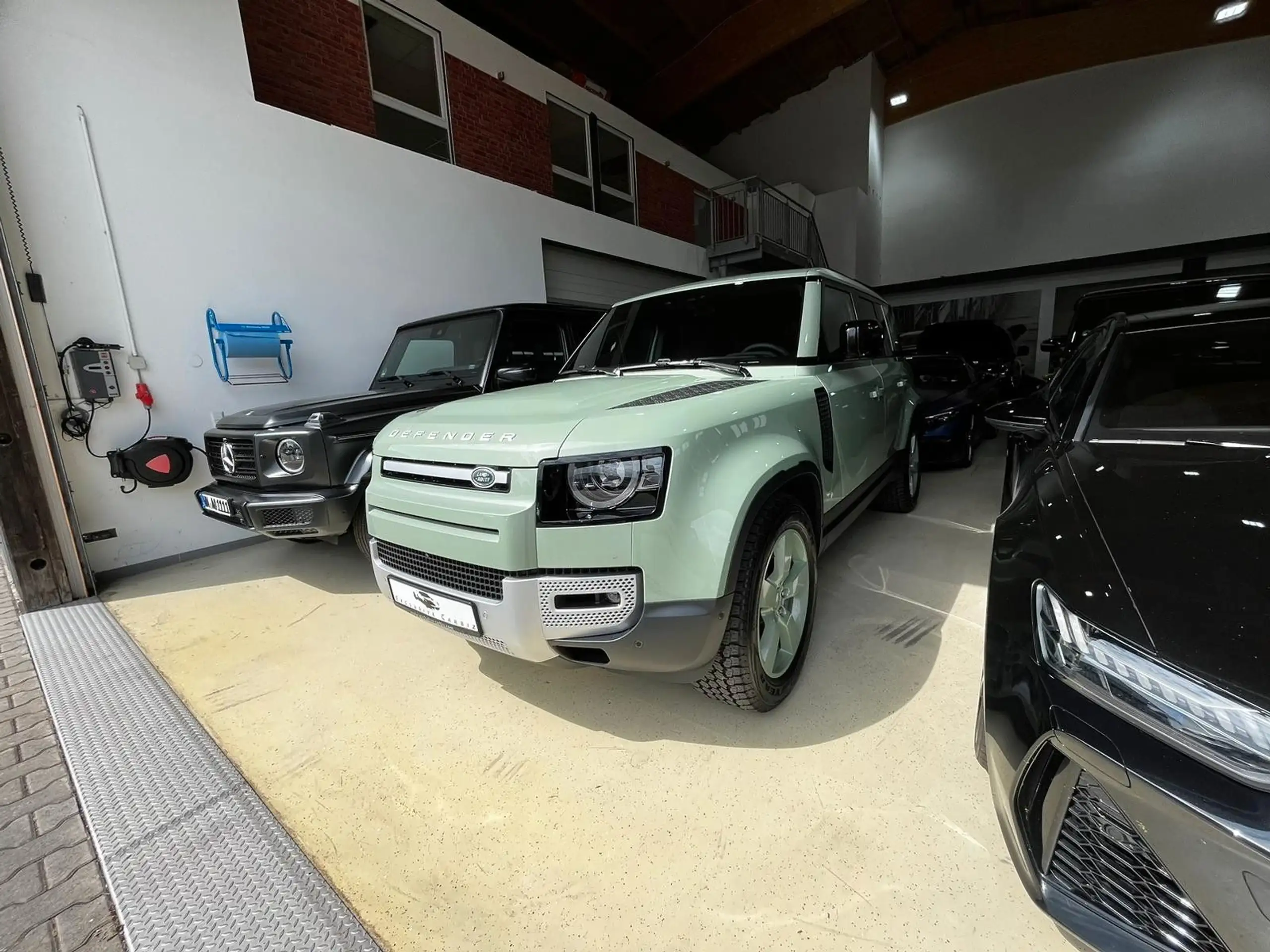 Land Rover Defender 2023