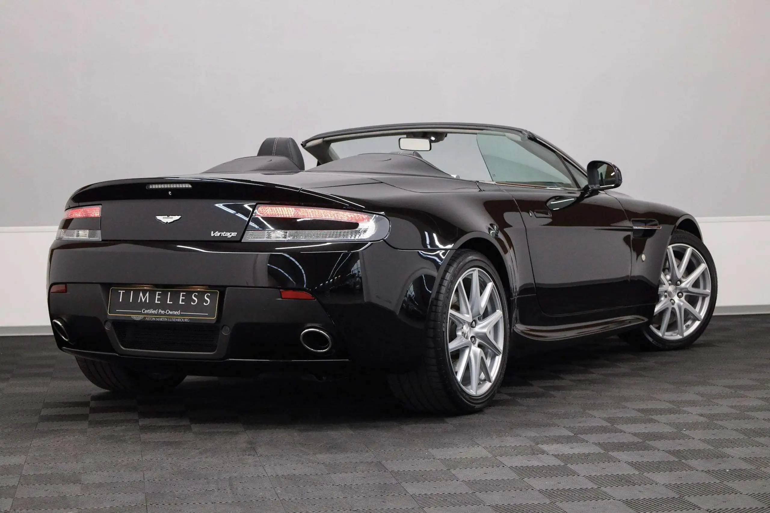 Aston Martin - V8