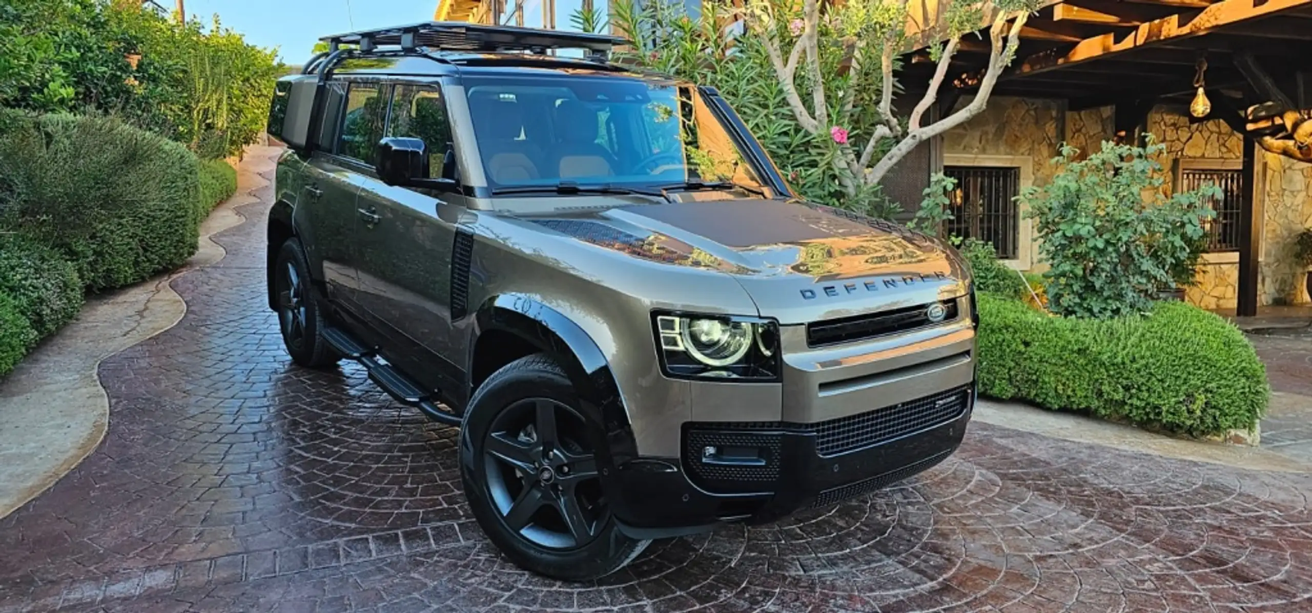 Land Rover Defender 2024