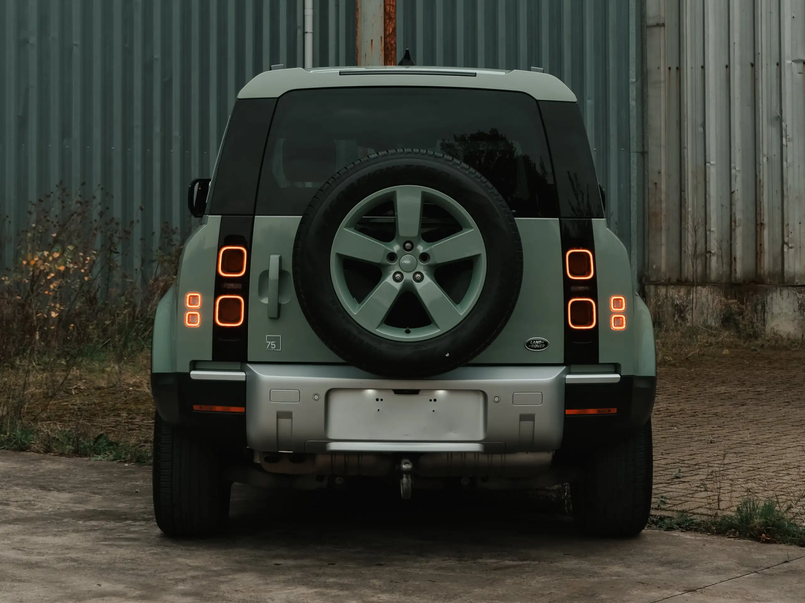 Land Rover - Defender