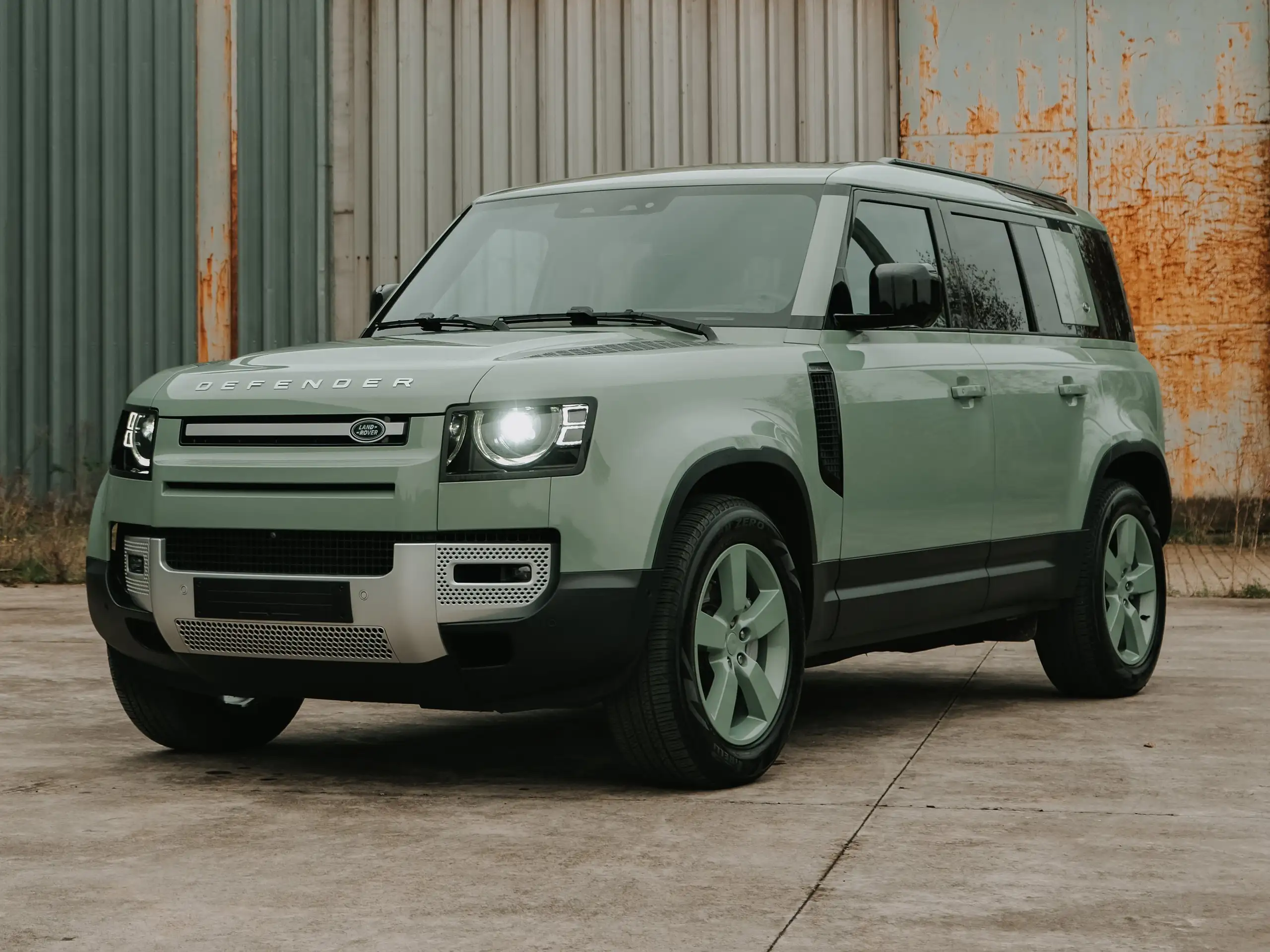 Land Rover Defender 2023