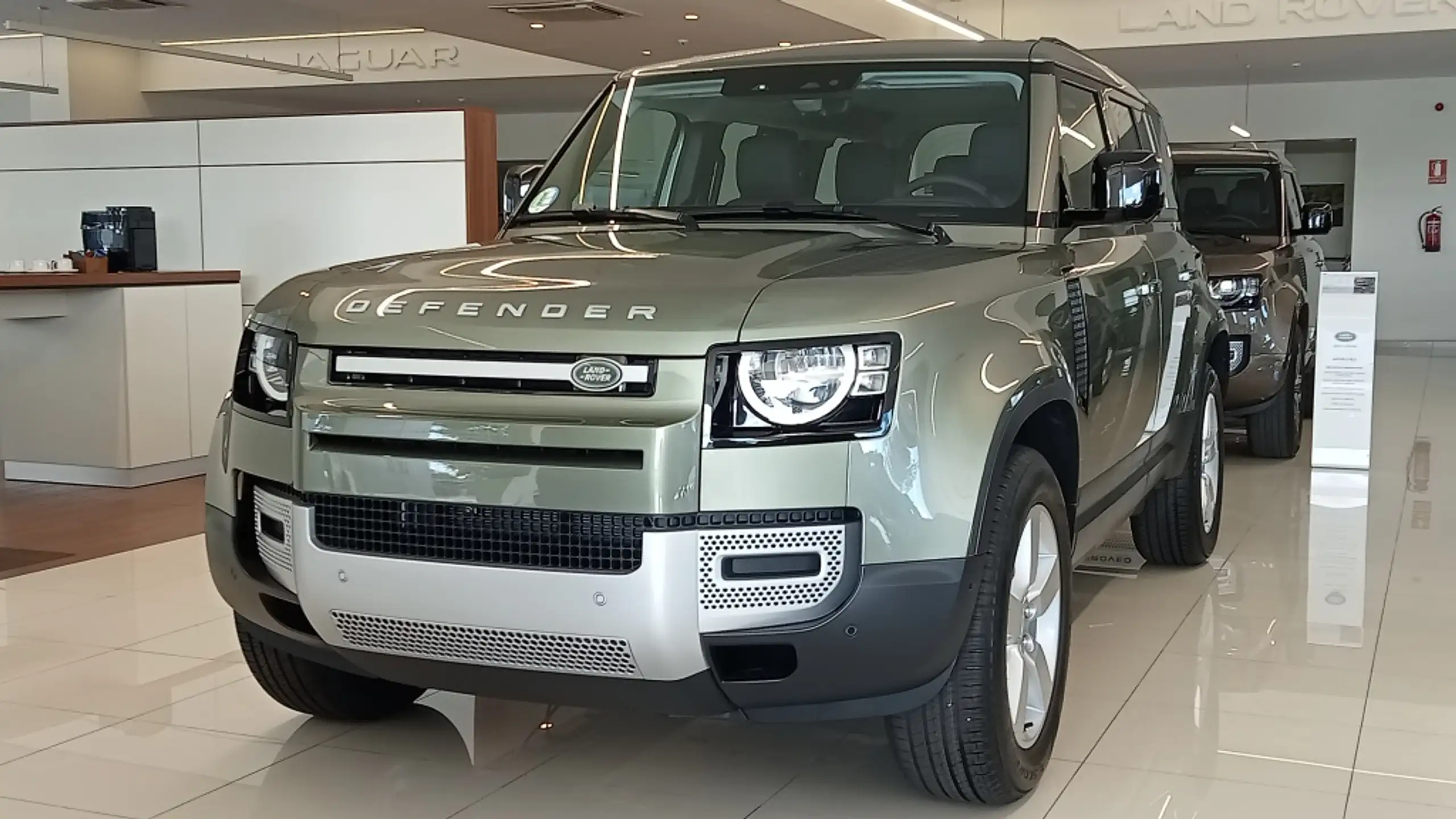 Land Rover Defender 2023