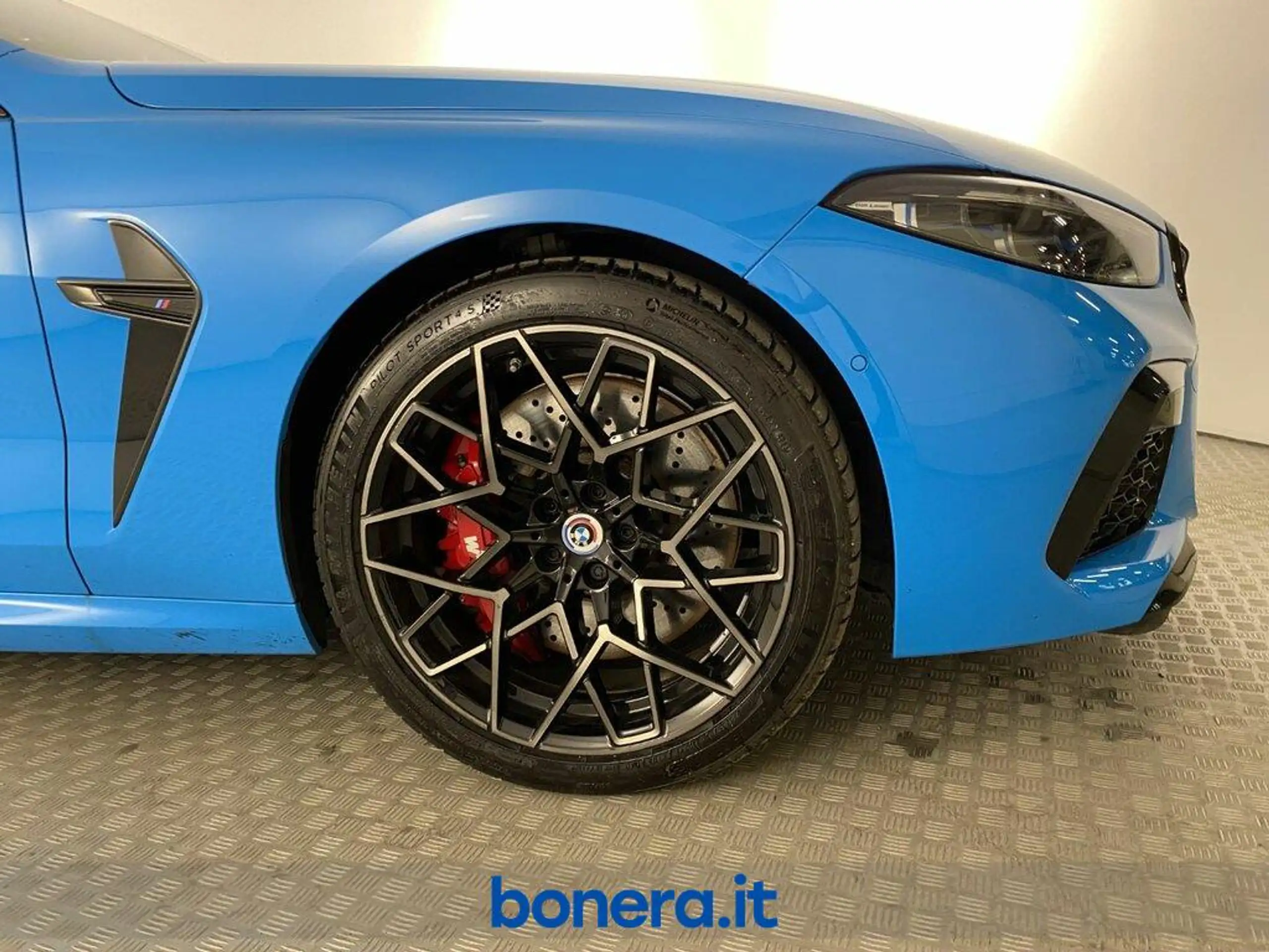 BMW - M8