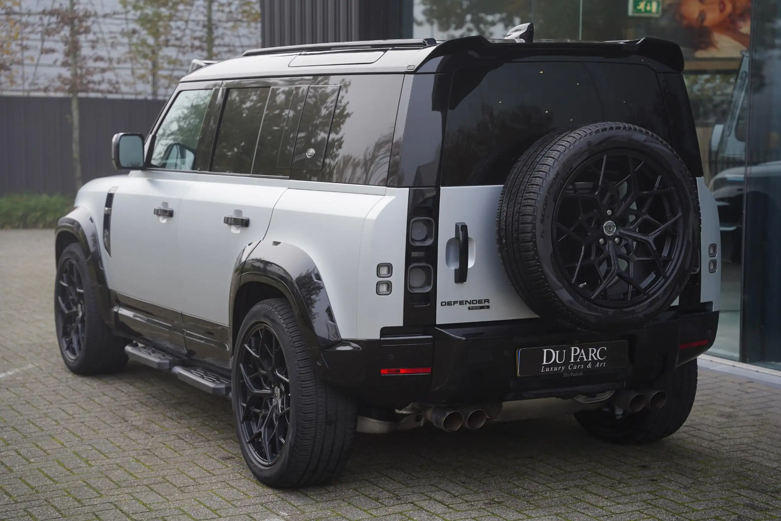 Land Rover - Defender