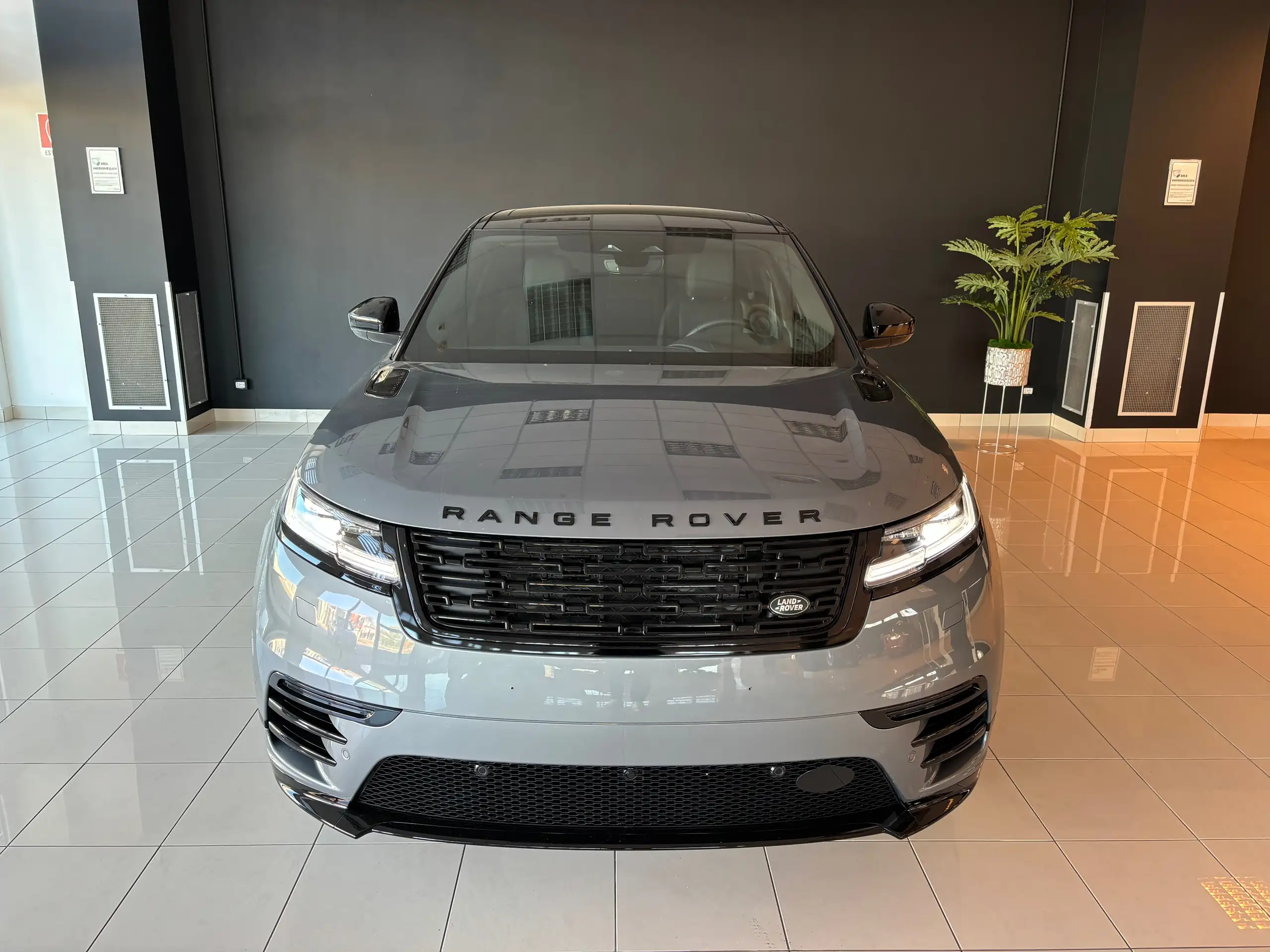 Land Rover - Range Rover Velar