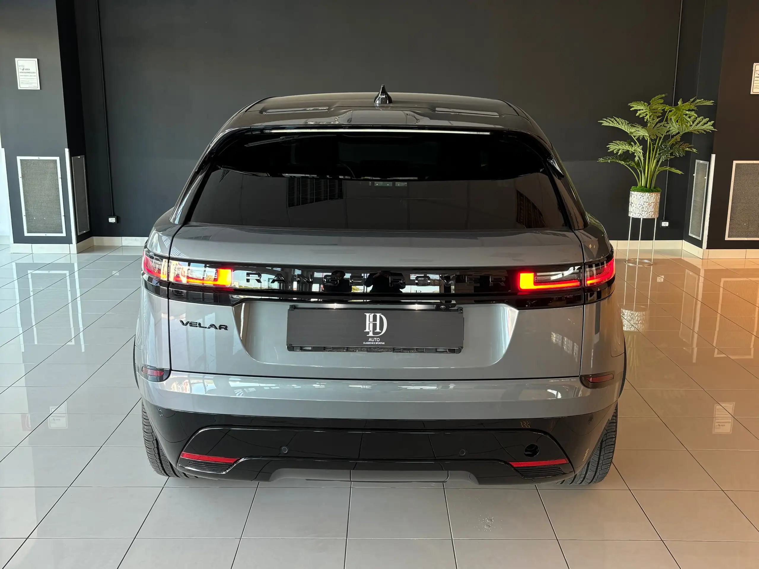 Land Rover - Range Rover Velar