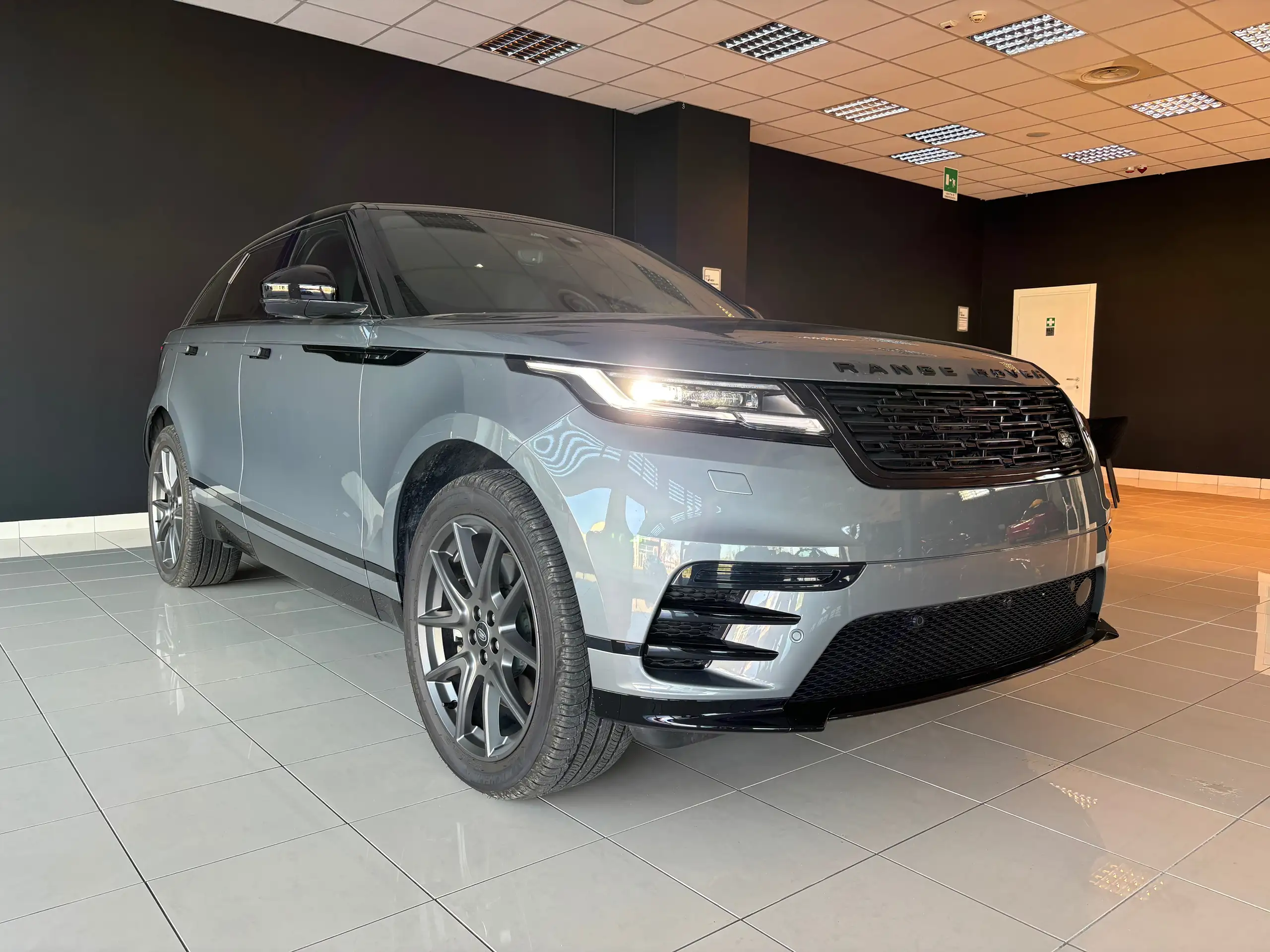 Land Rover - Range Rover Velar