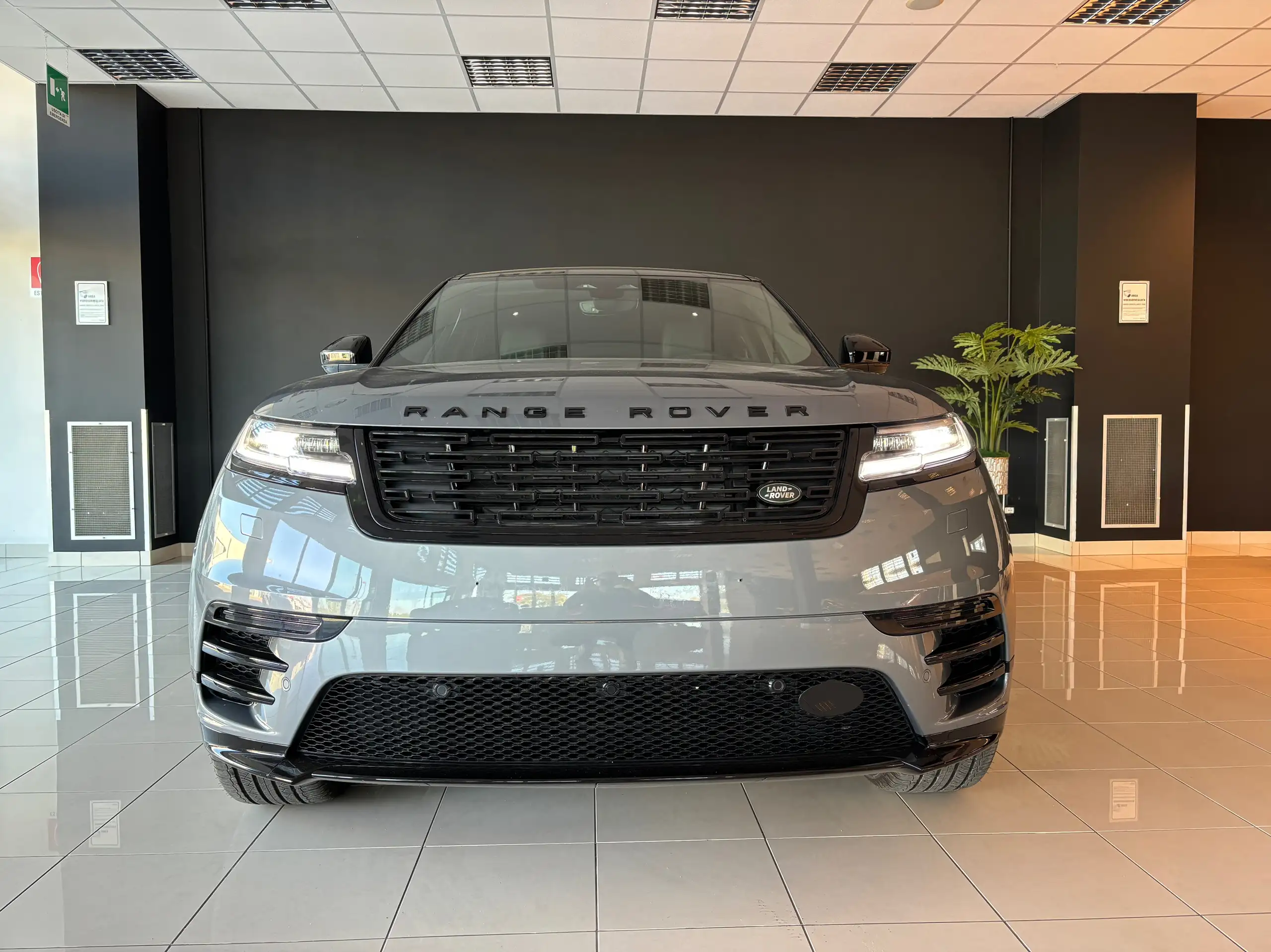 Land Rover - Range Rover Velar