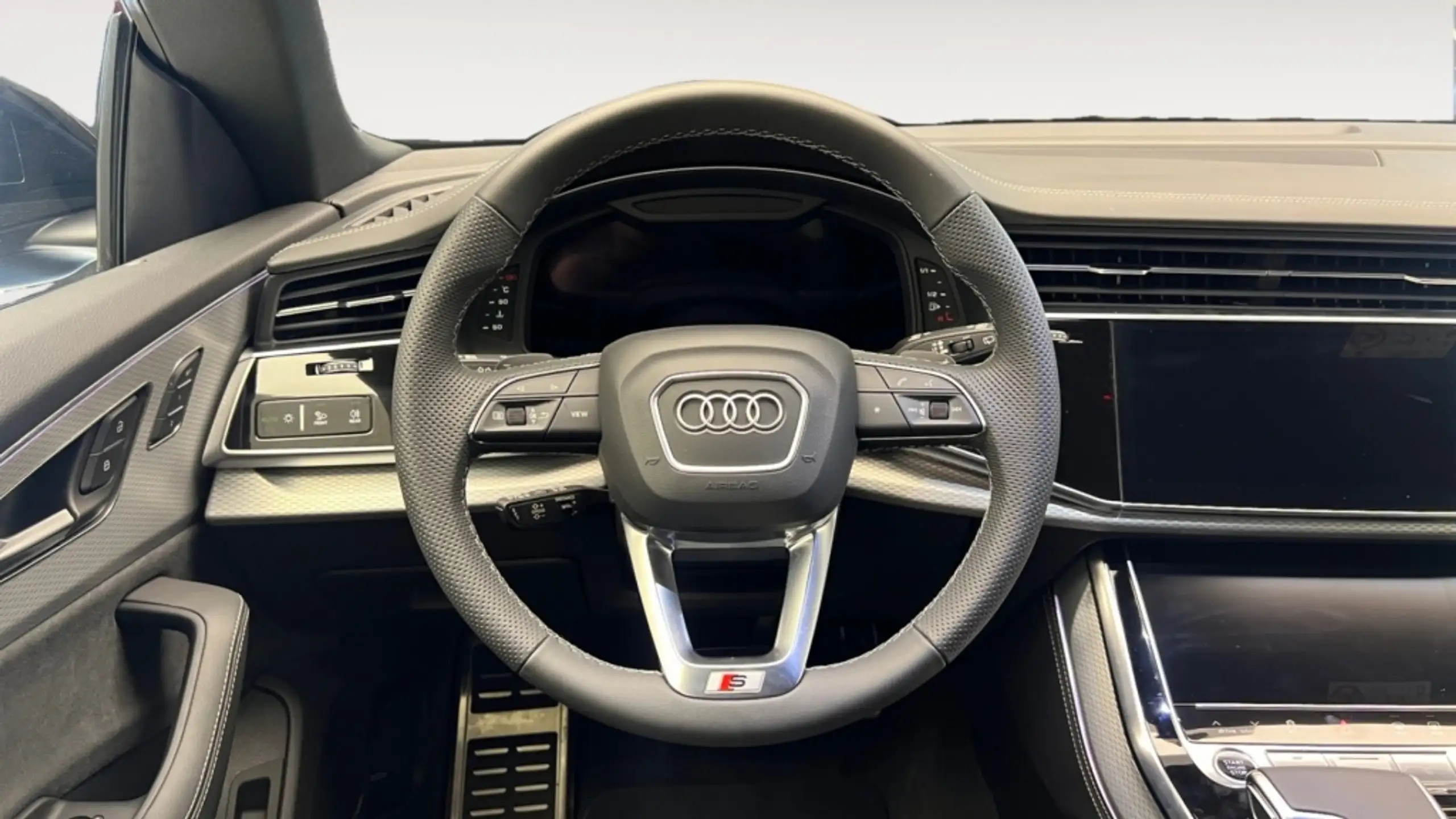 Audi - Q8