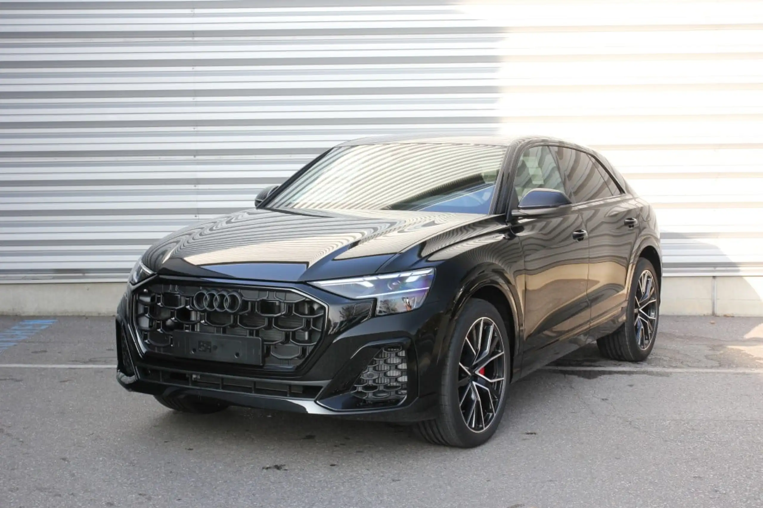 Audi - Q8