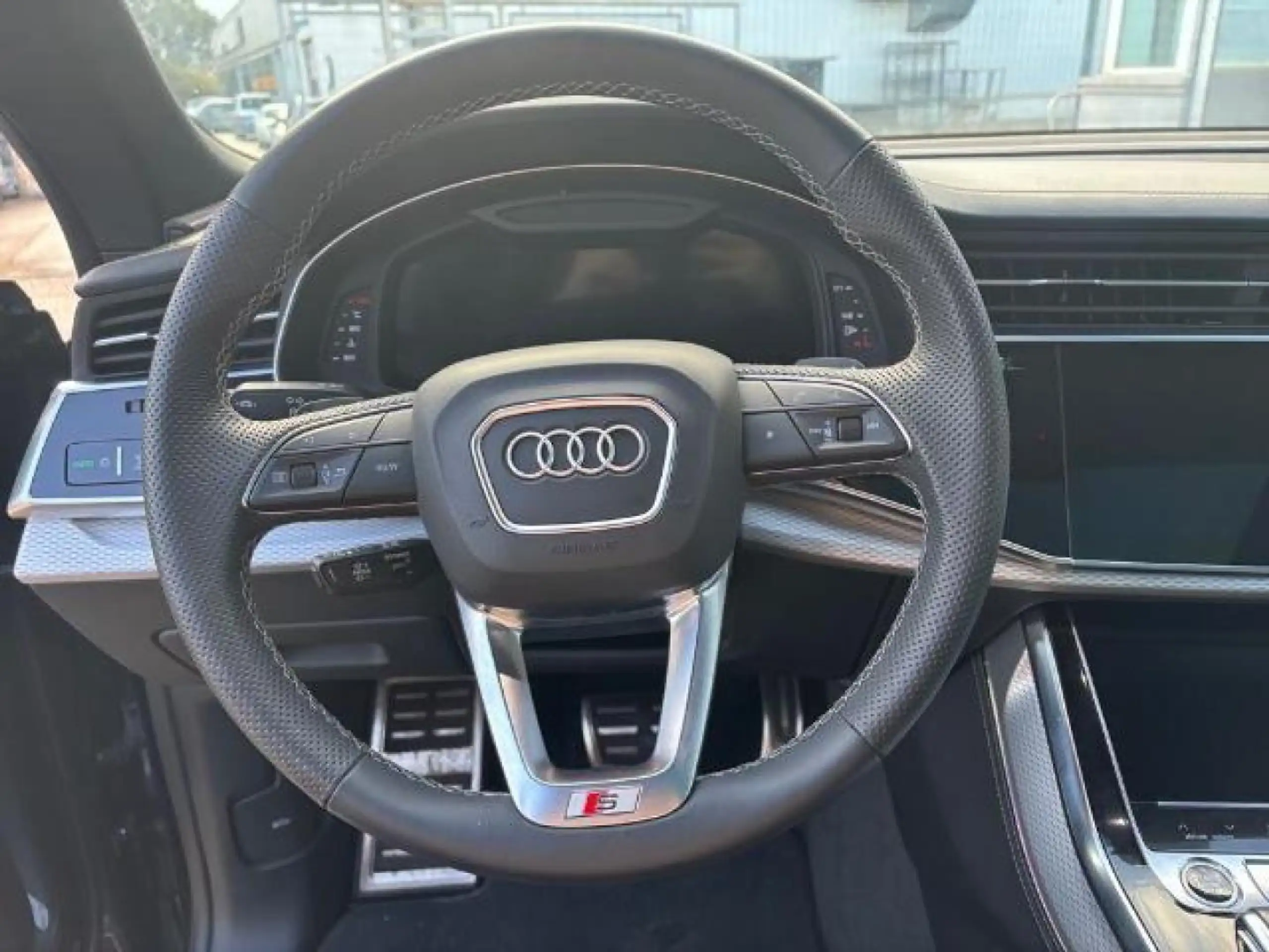 Audi - Q8