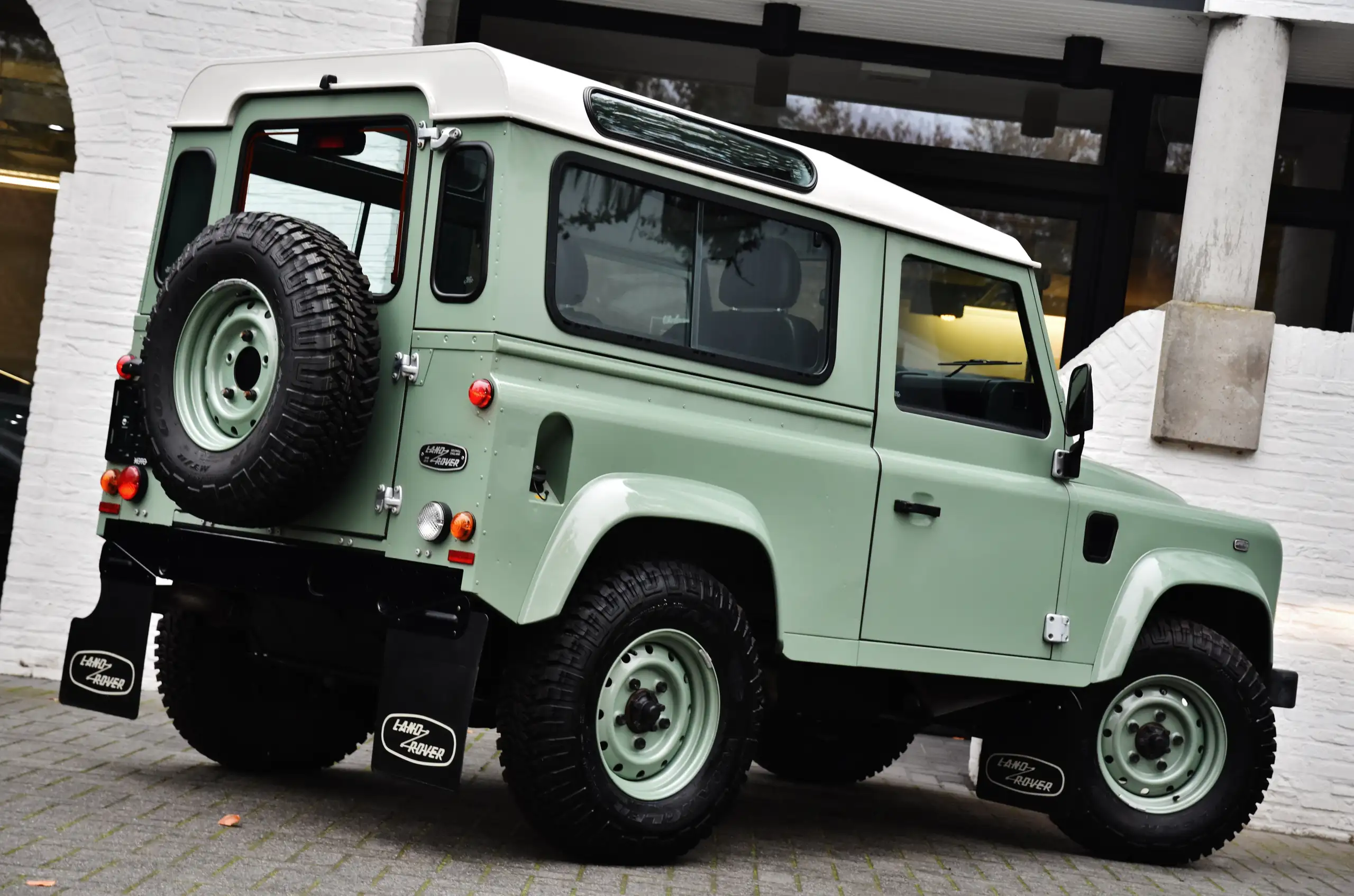 Land Rover - Defender