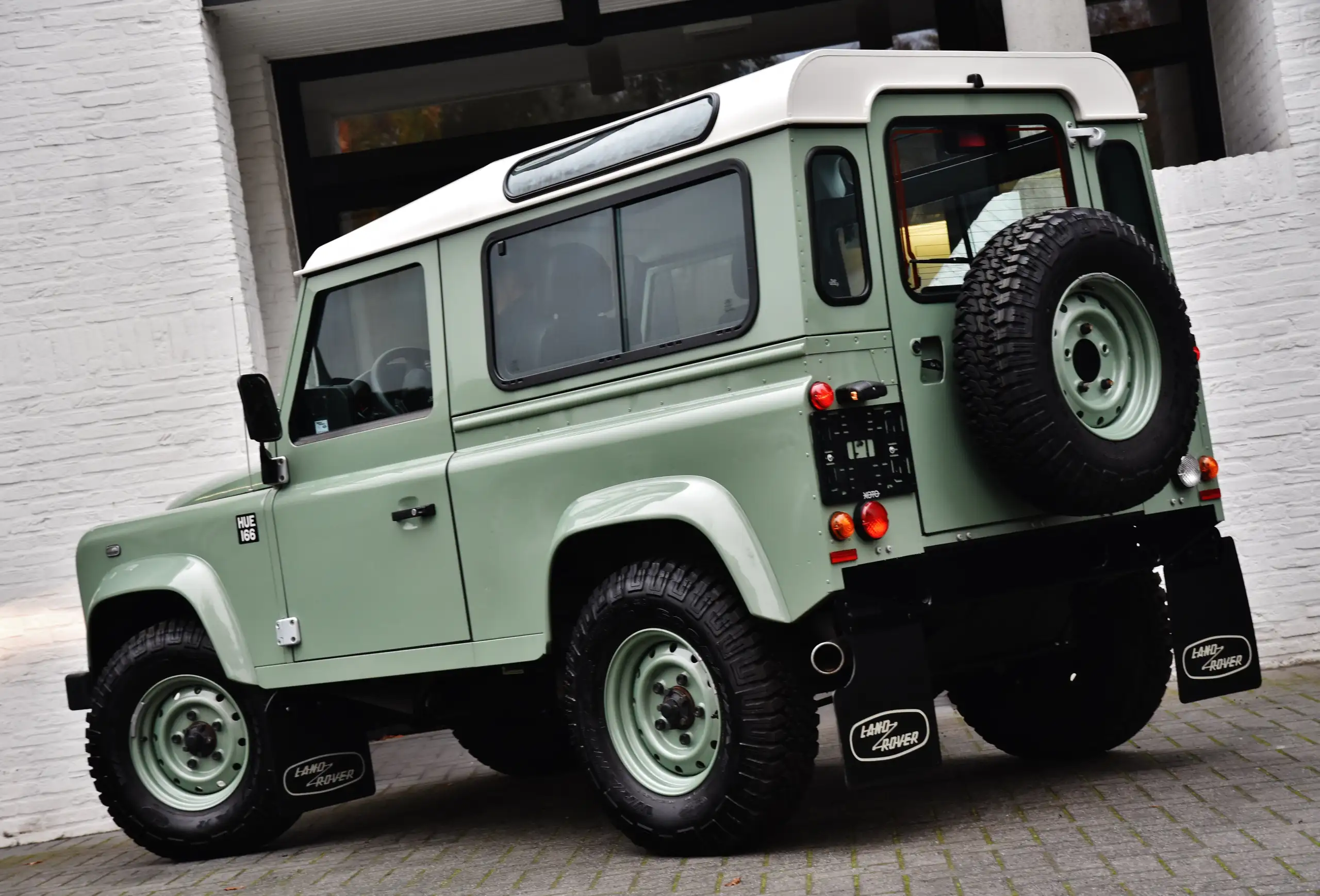 Land Rover - Defender