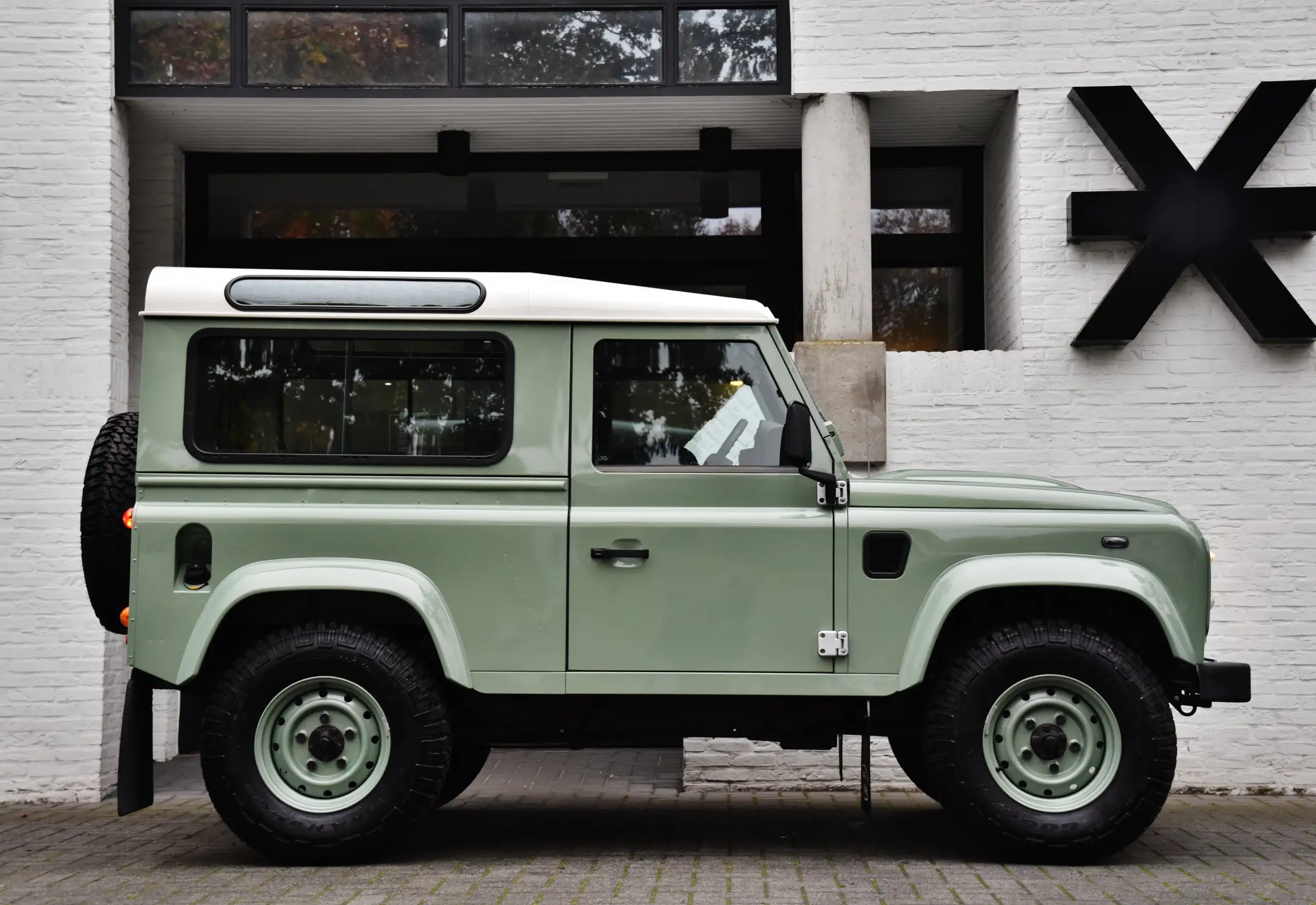 Land Rover - Defender