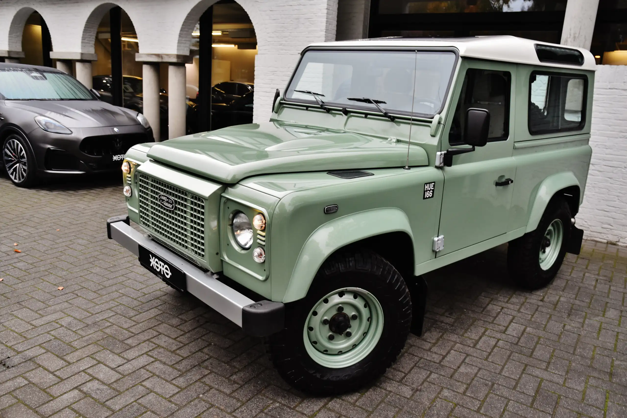 Land Rover - Defender