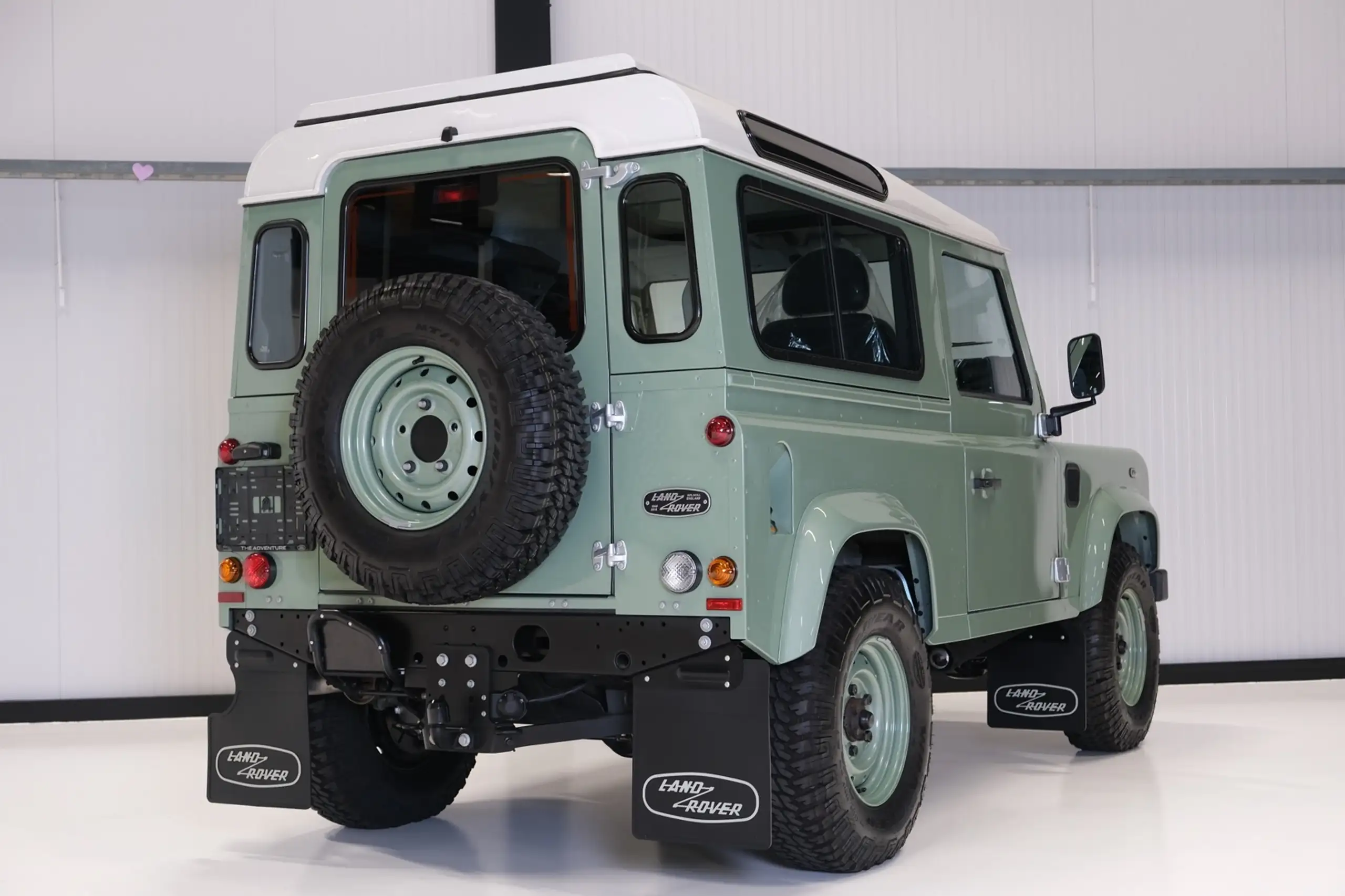 Land Rover - Defender