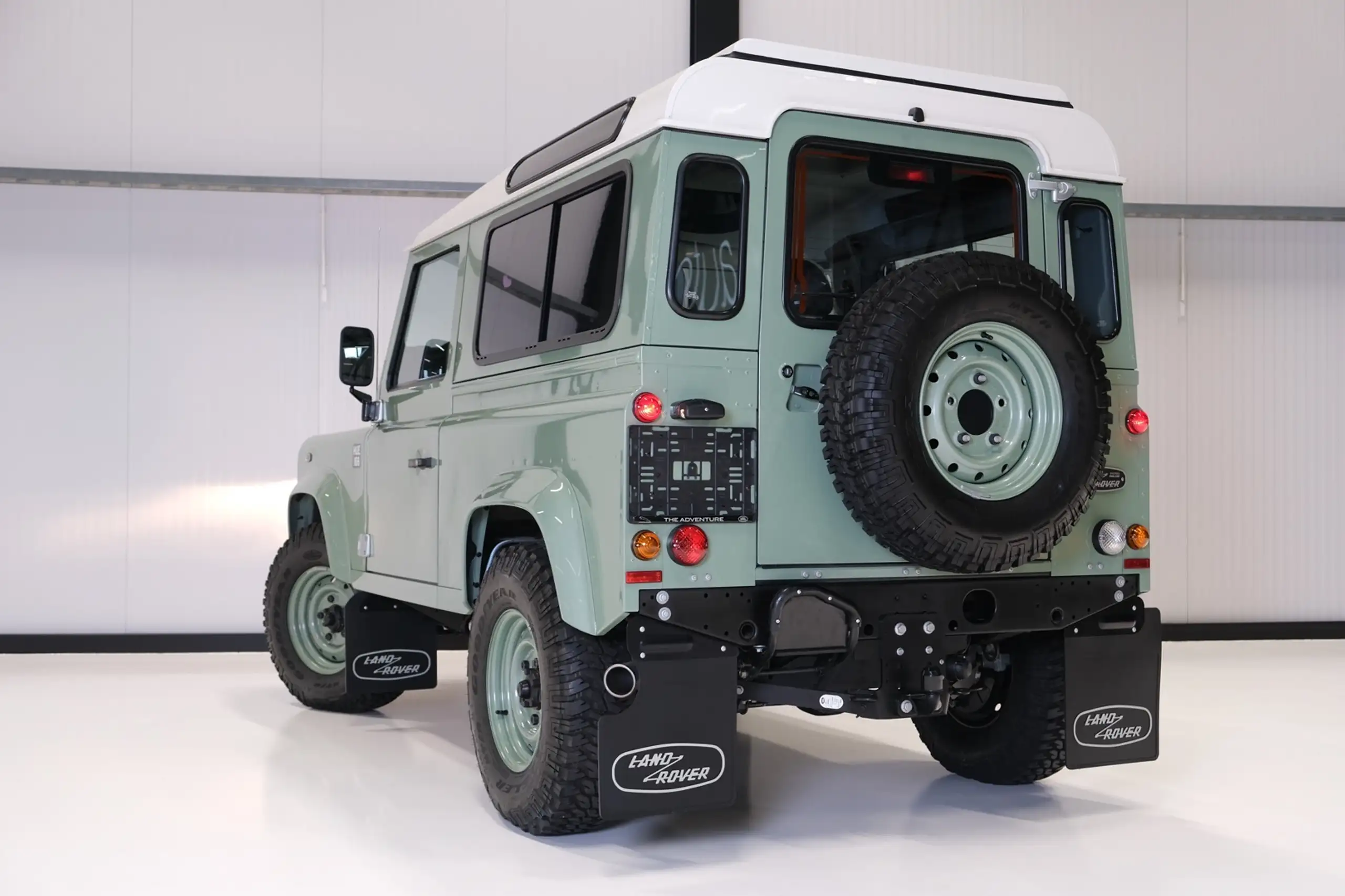 Land Rover - Defender