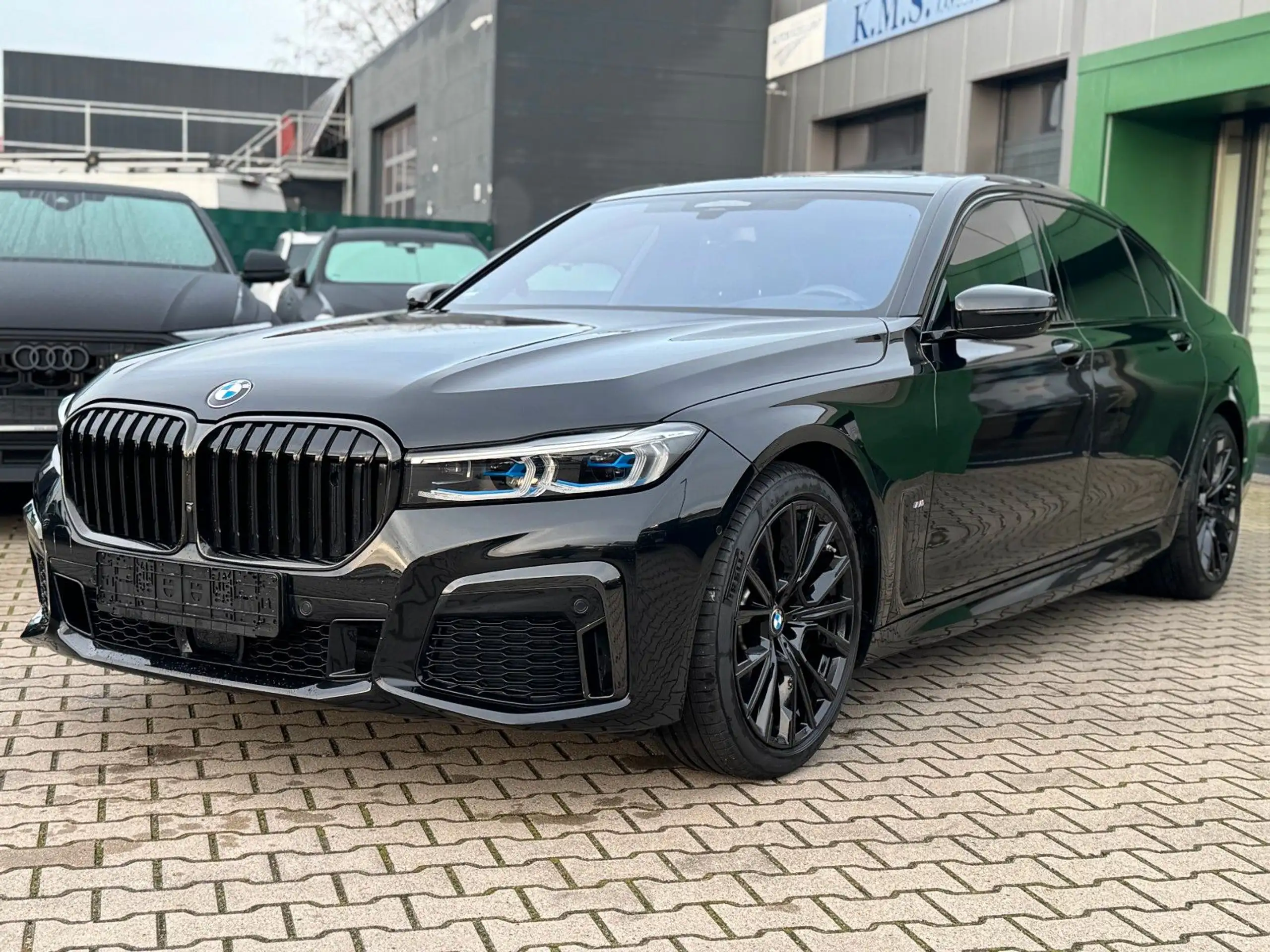 BMW - 730