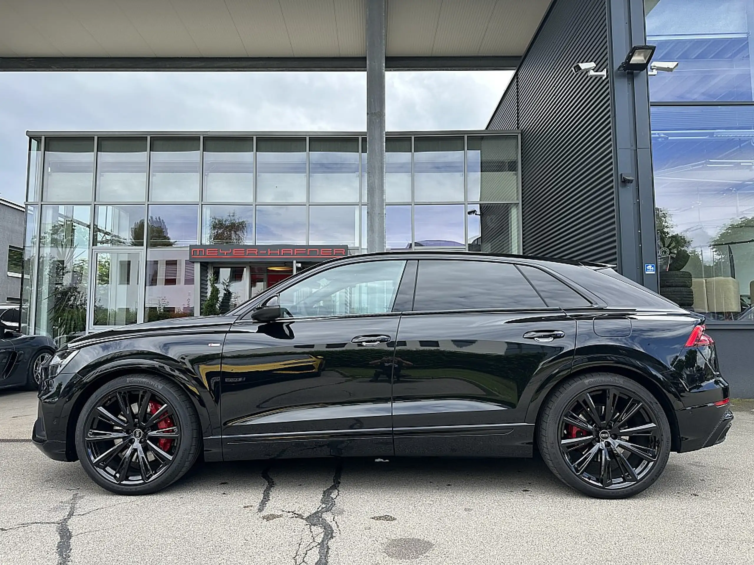 Audi - Q8