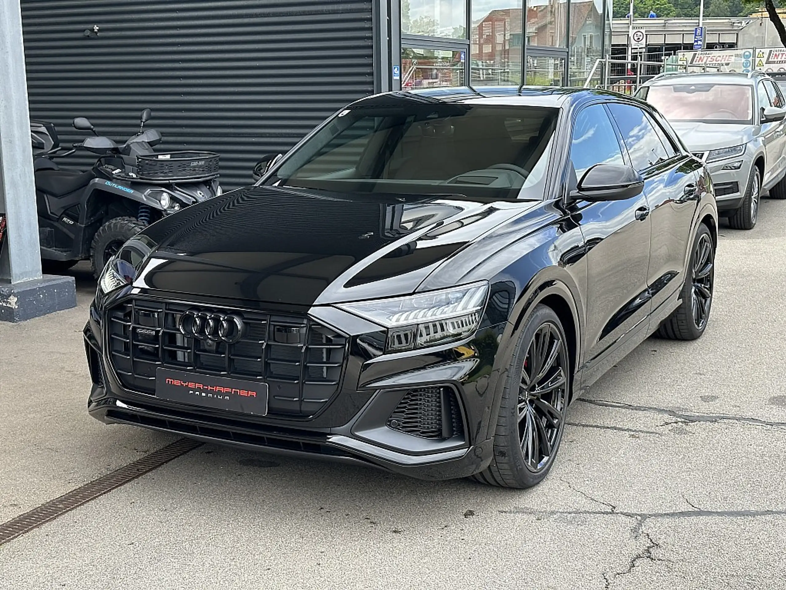 Audi - Q8