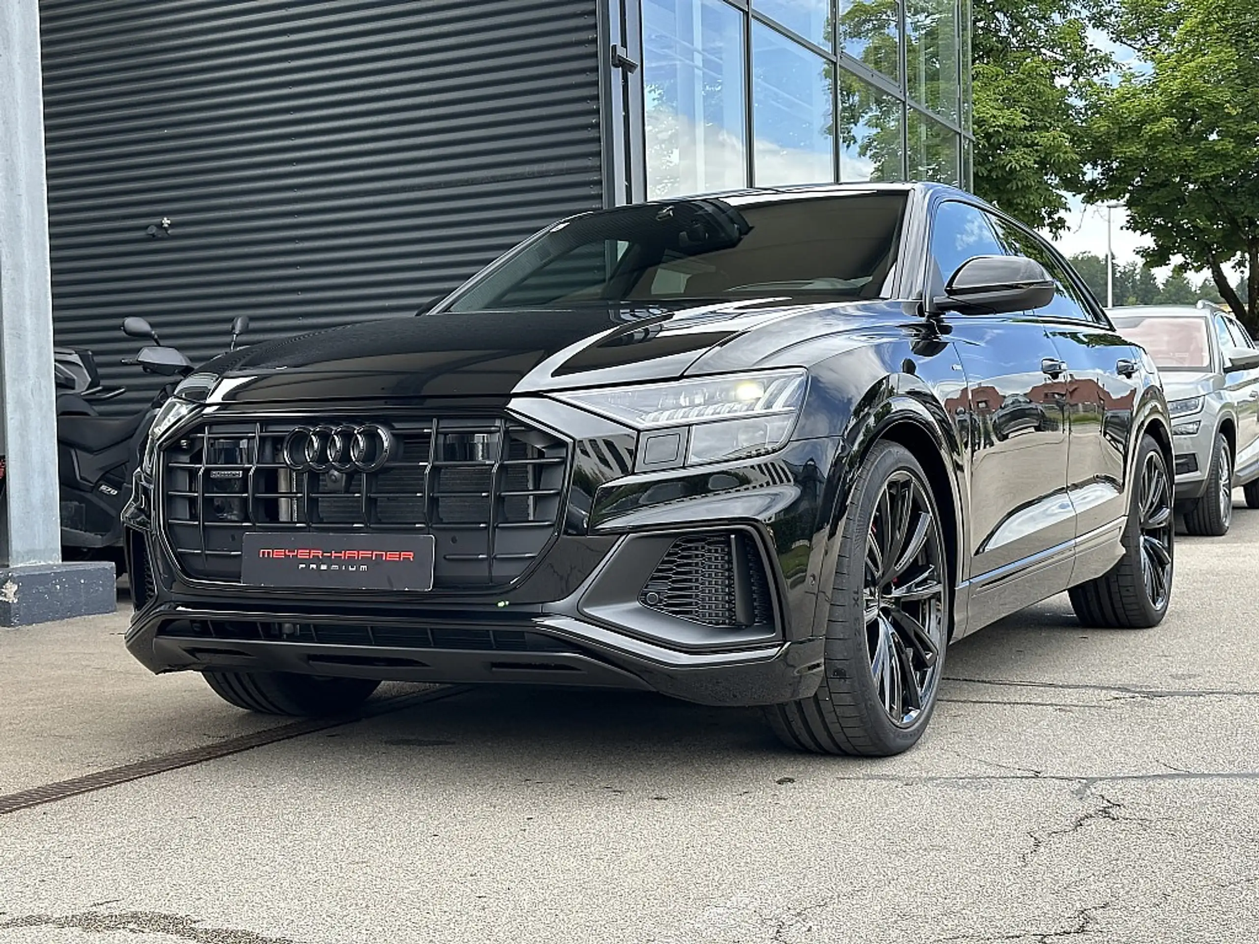 Audi - Q8