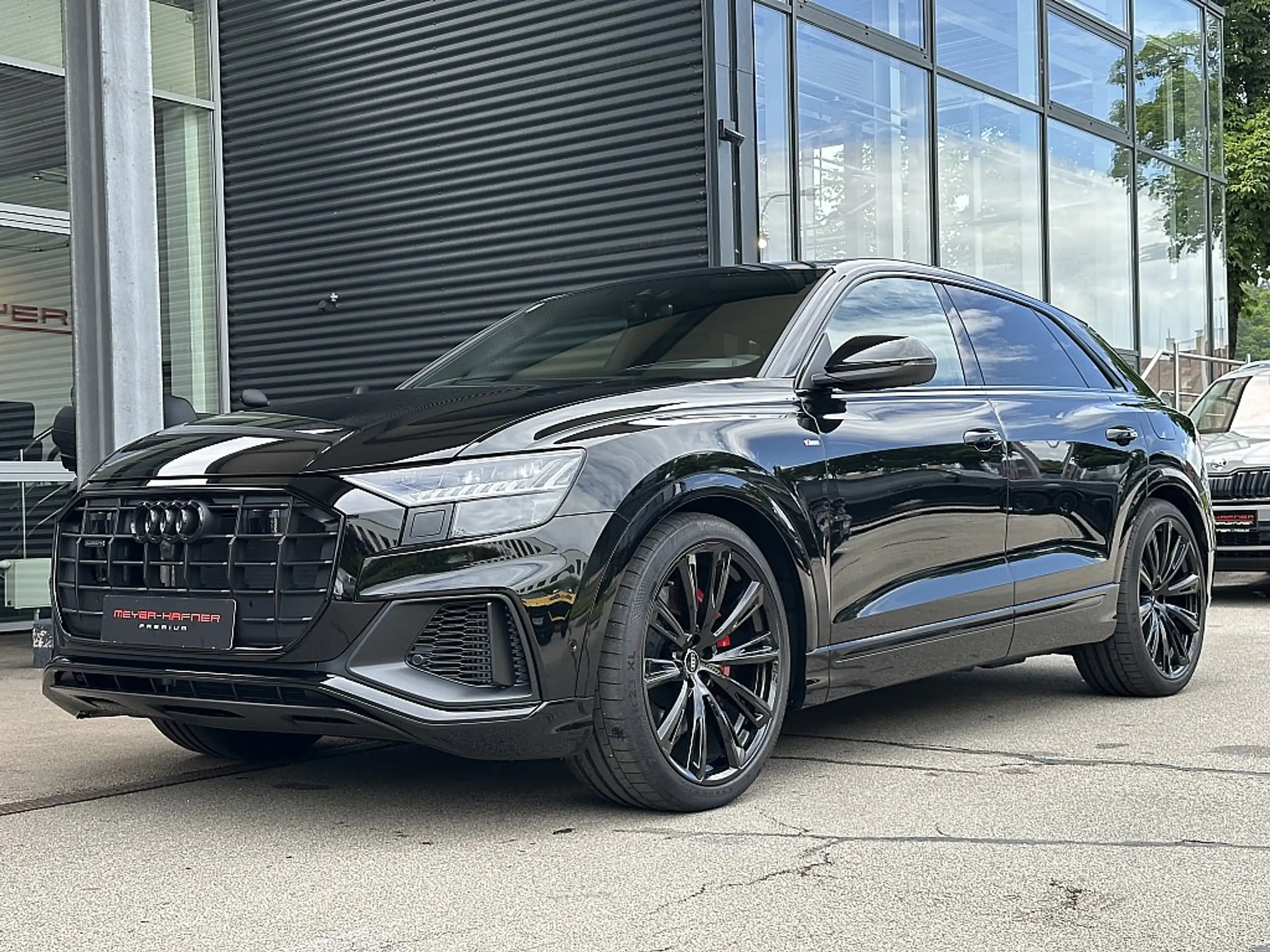 Audi - Q8