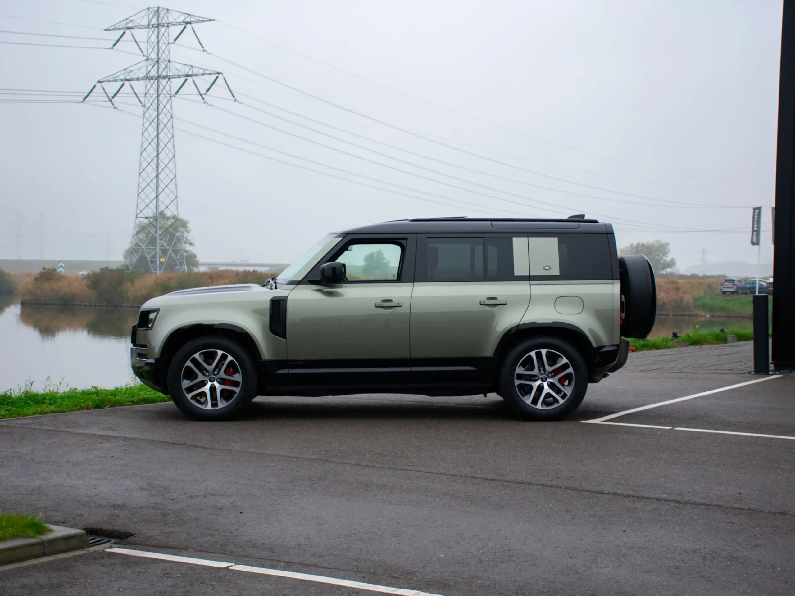 Land Rover - Defender