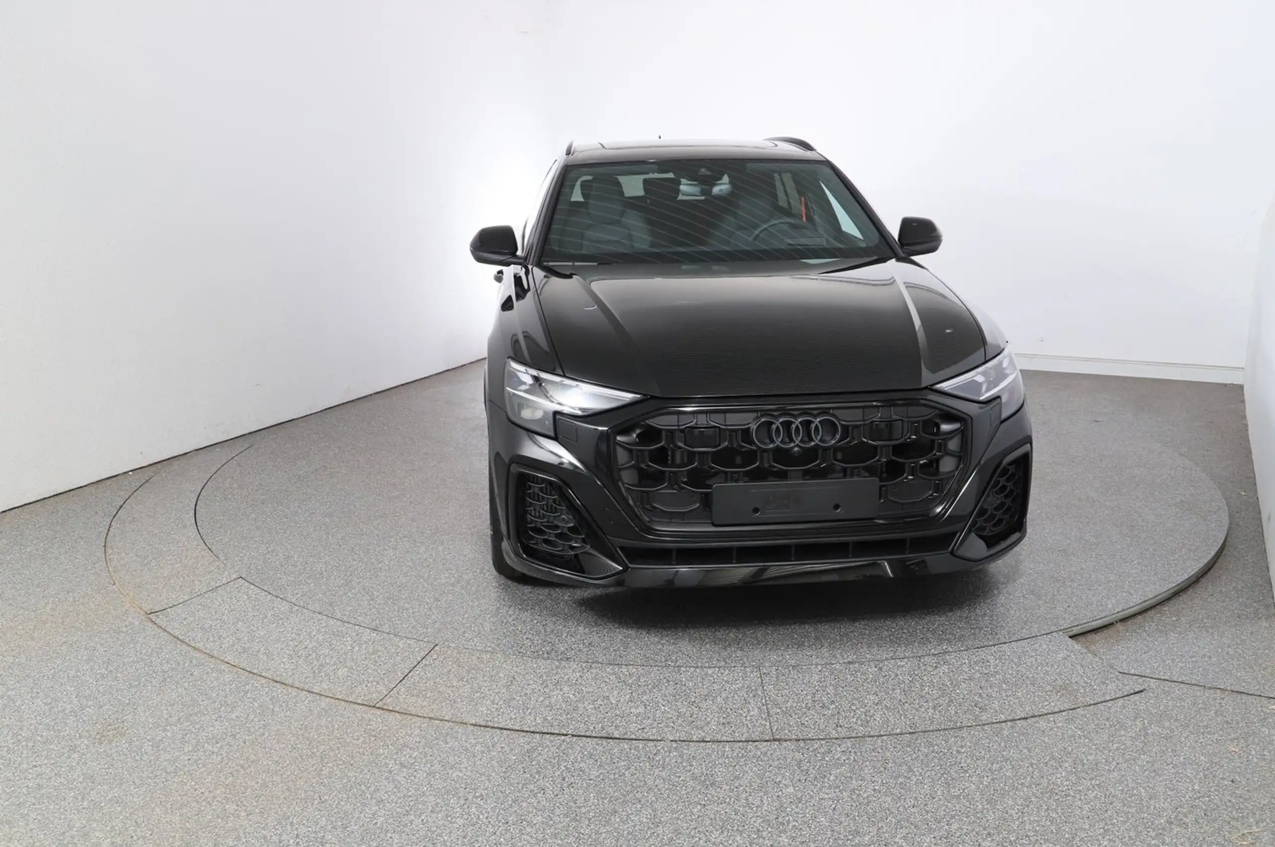 Audi - Q8