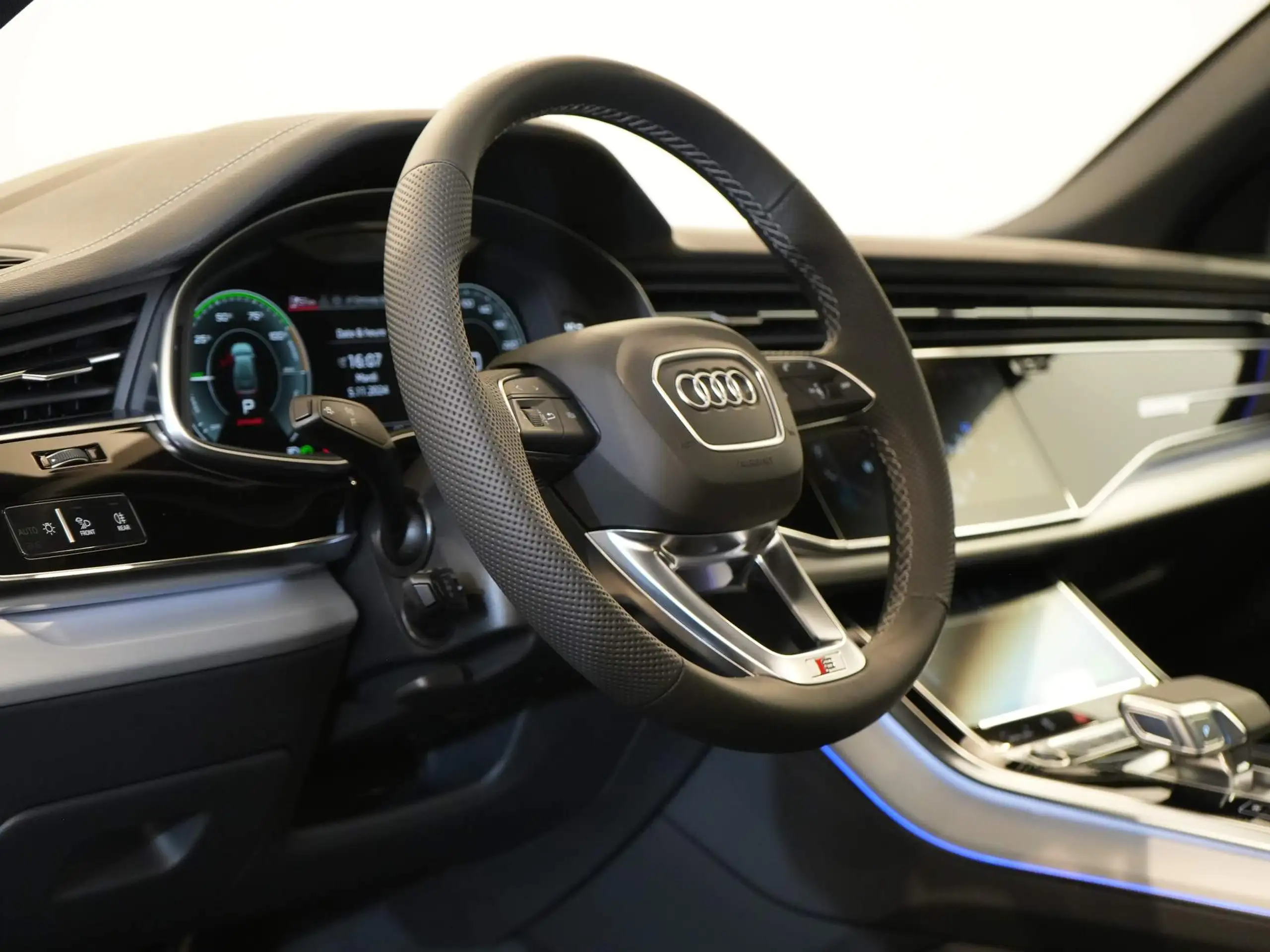 Audi - Q8