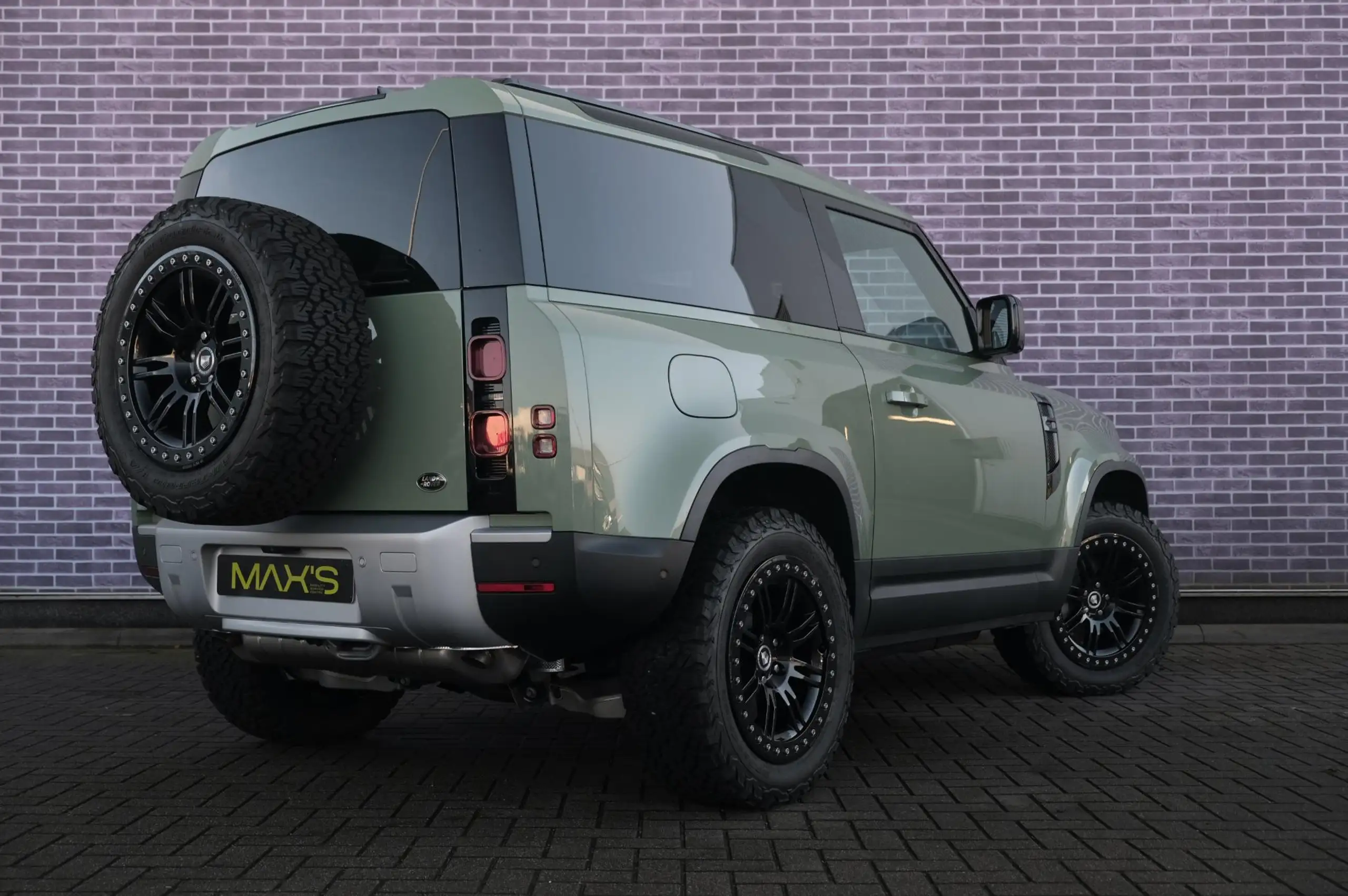 Land Rover - Defender